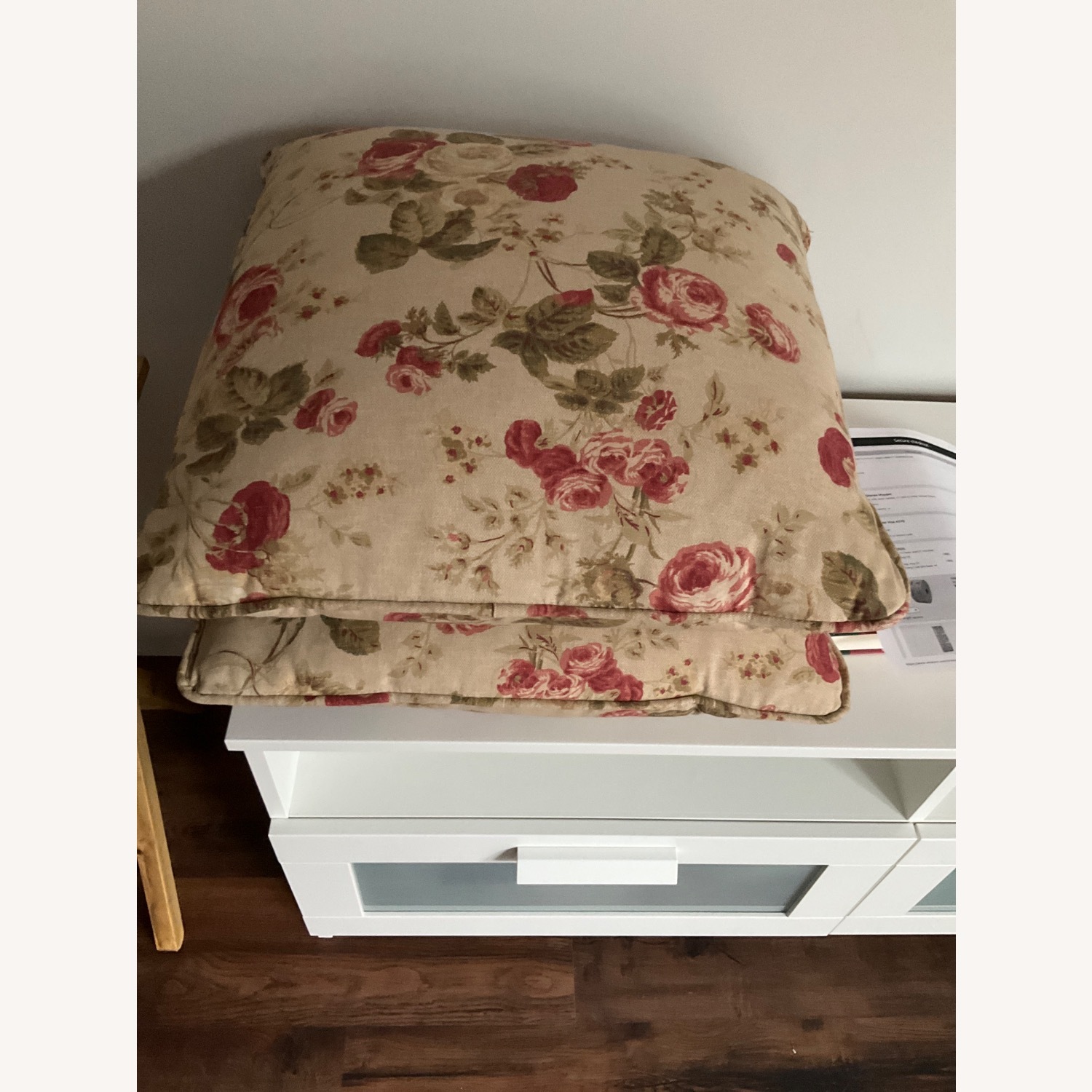 Craftmaster Couch Shabby Rose Colors - image-4