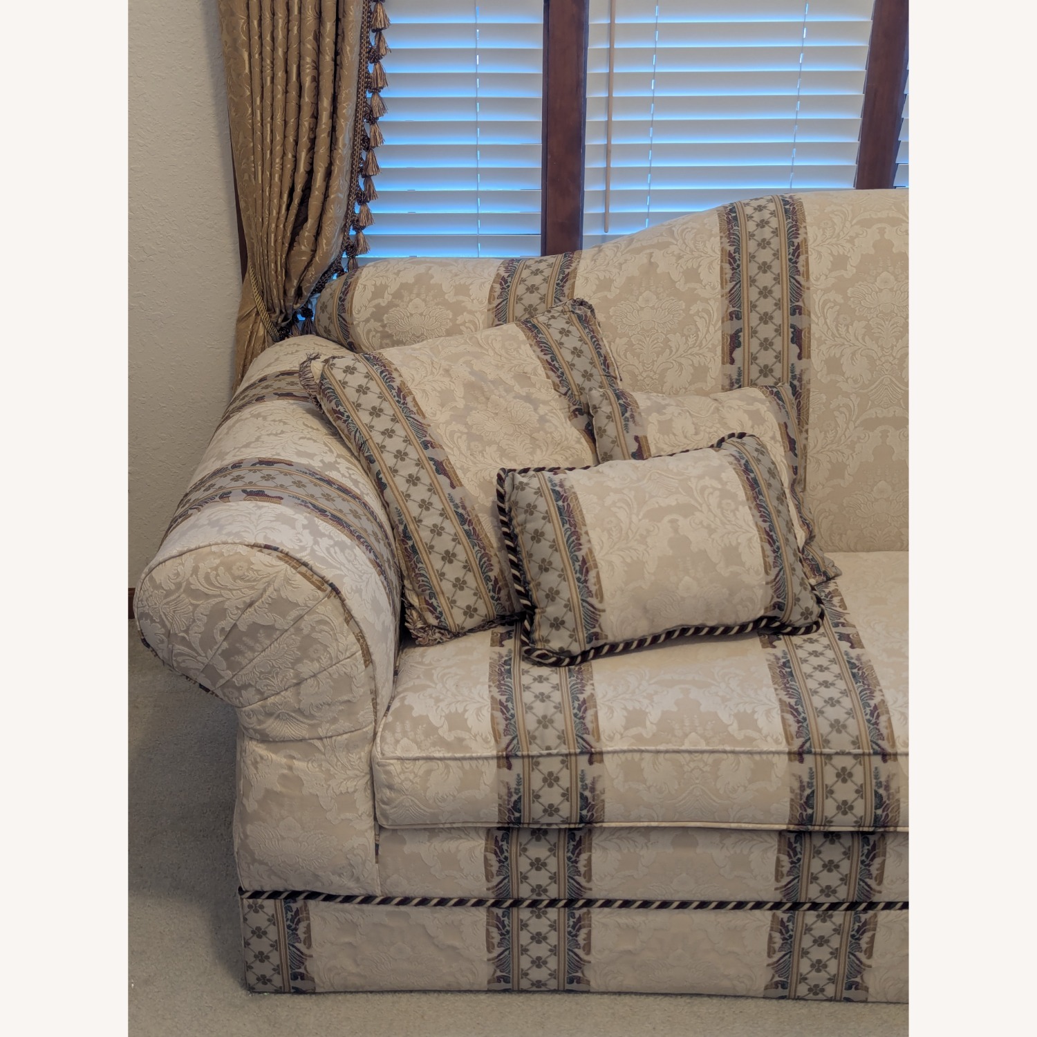 Classic Quality Sofa - image-4