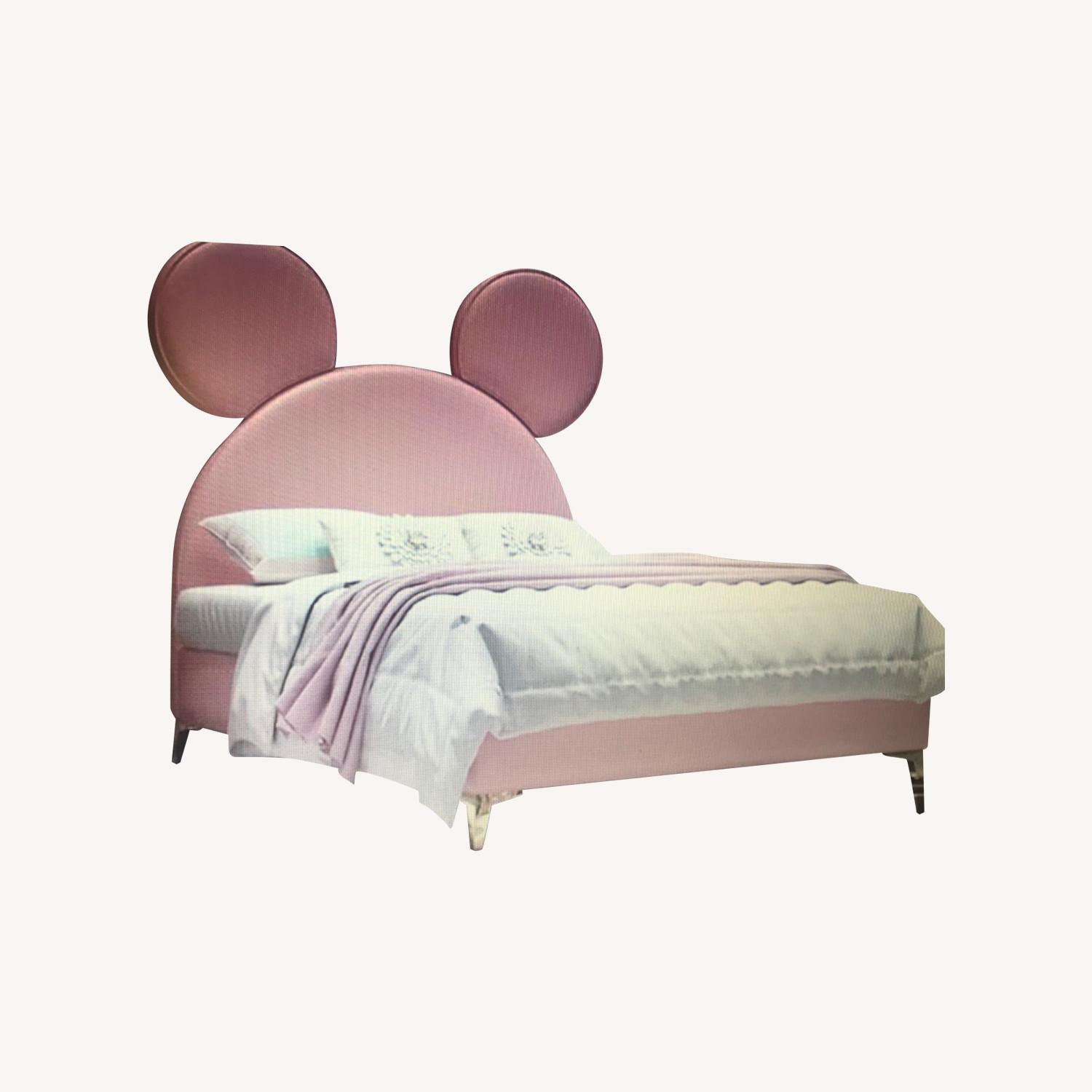 Hello Kitty Bed - AptDeco