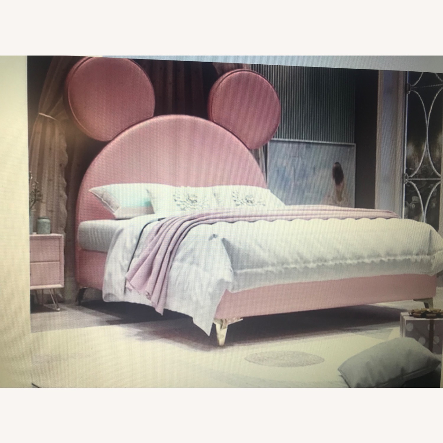 Hello Kitty Bed - AptDeco