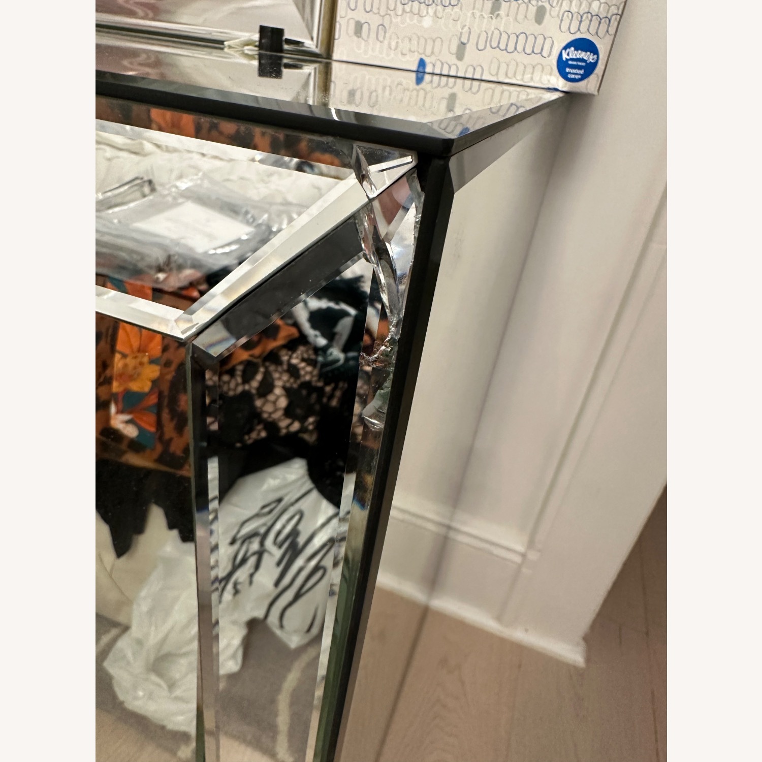 Modani Valentino Mirror Modern Dresser - image-5