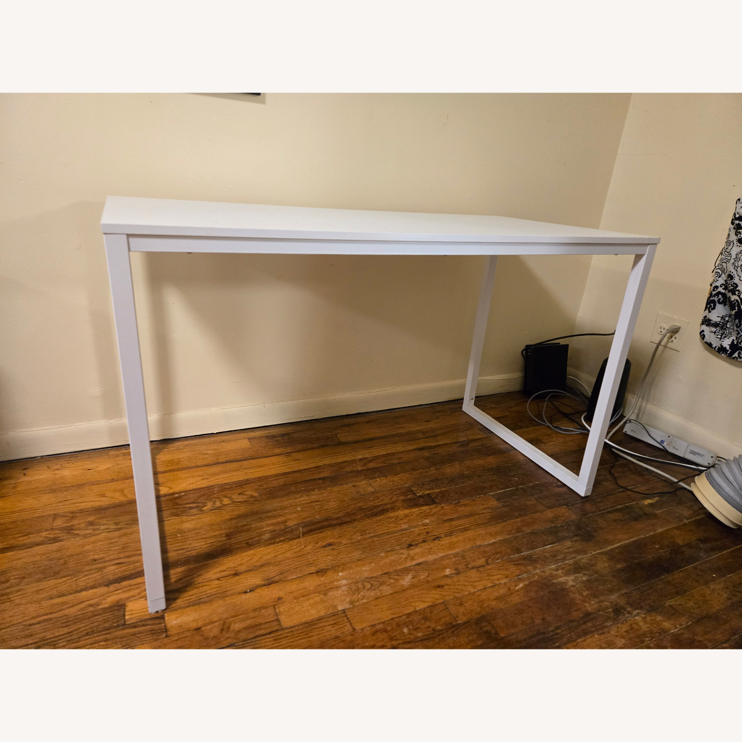 White Desk - image-1