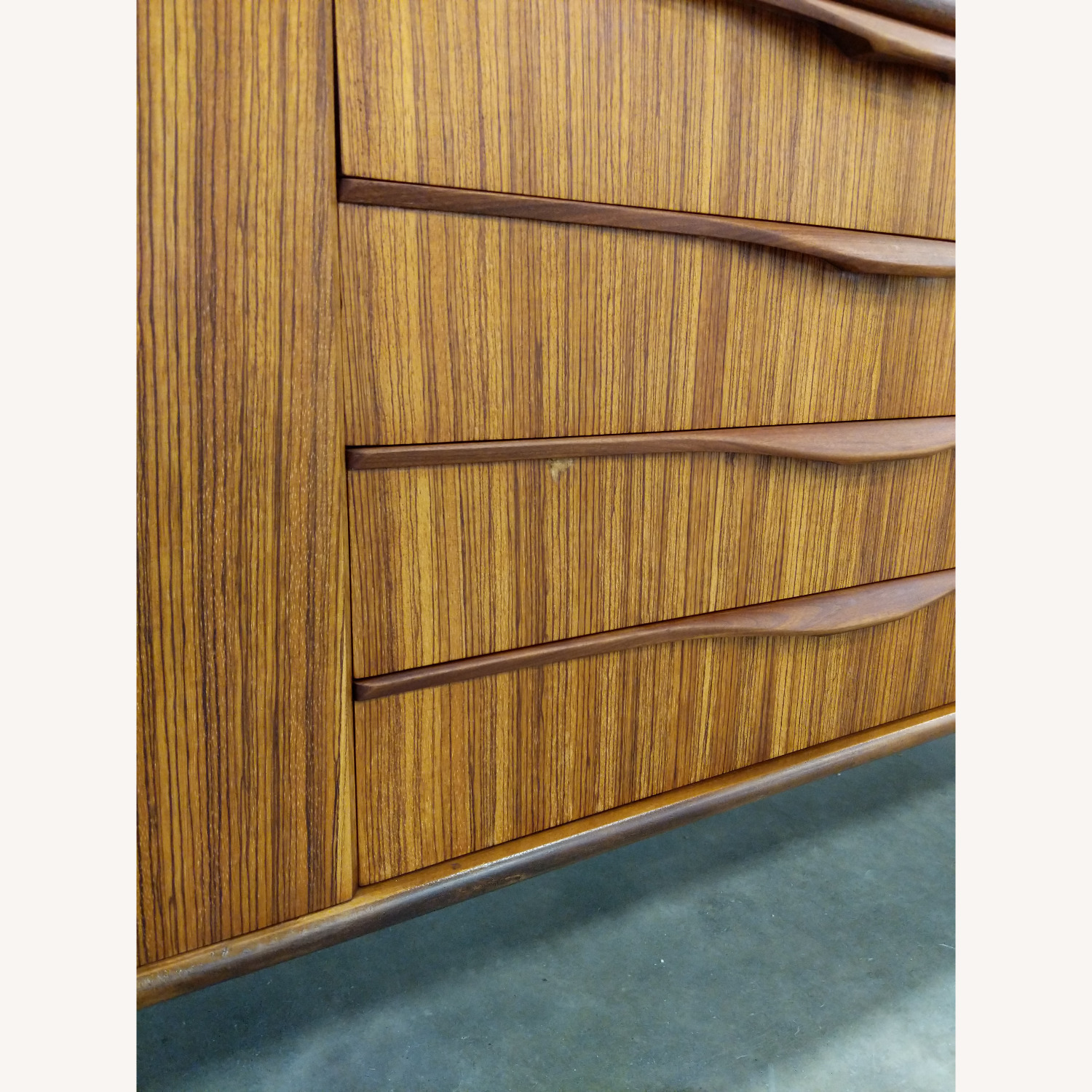 midcentury額 MCM Walnut Curved Front Credenza or Sideboard by Young Mfg