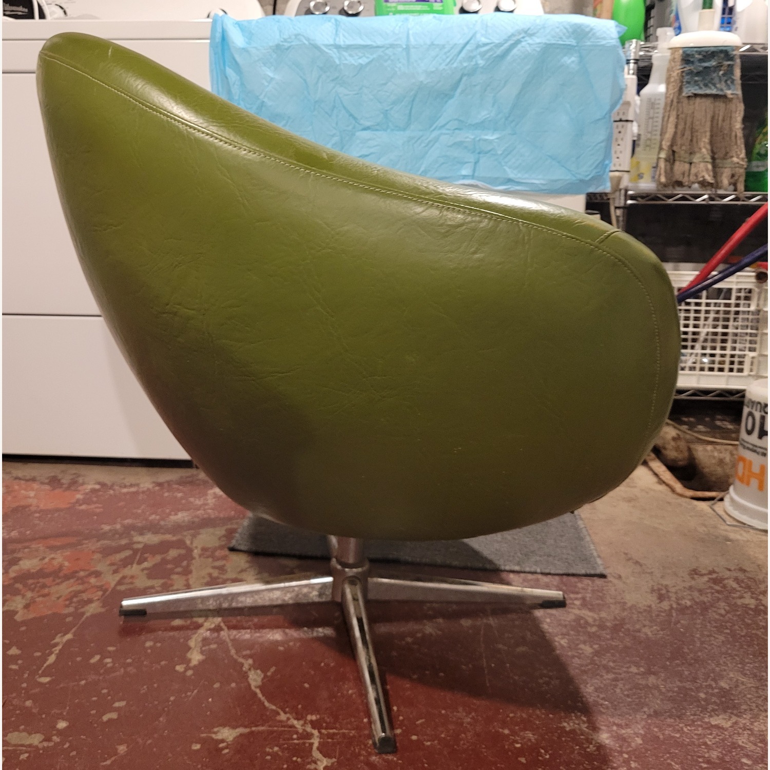 Mid-Century Swivel Pod Chair - image-4