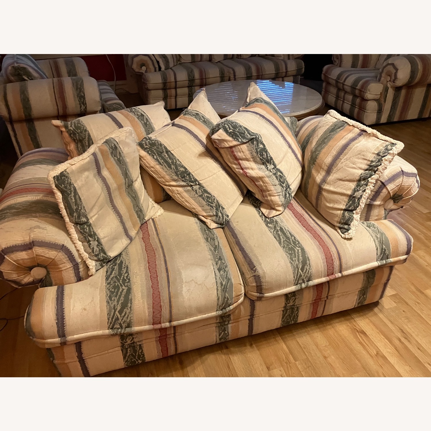 Love seats - image-1