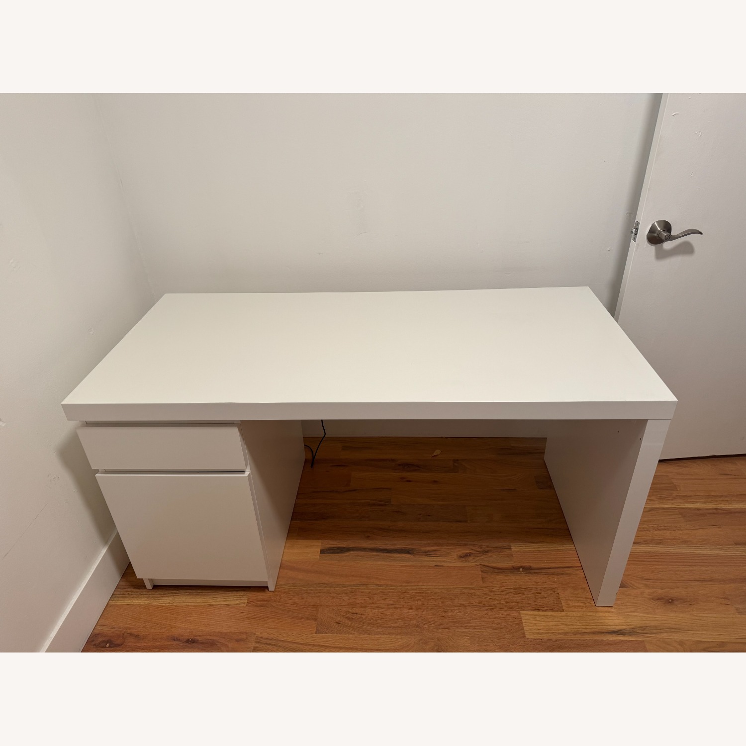 【美品】ホワイト シンプルデザイン パソコンデスク　IKEA MALM マルム 美品】ホワイト シンプルデザイン パソコンデスク IKEA MALM マルム