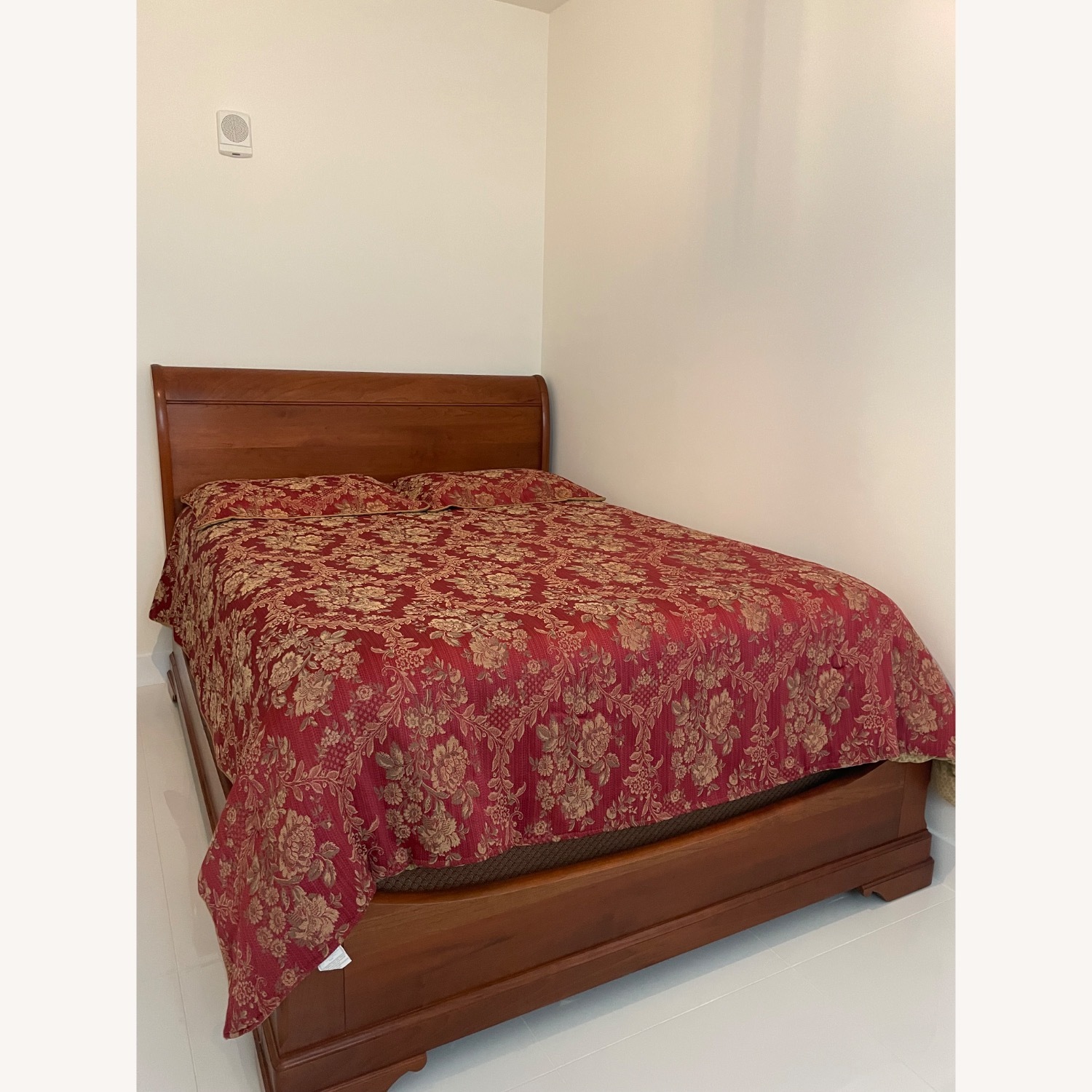 Stickley Queen Size Mahogany Sleigh Bed - image-4