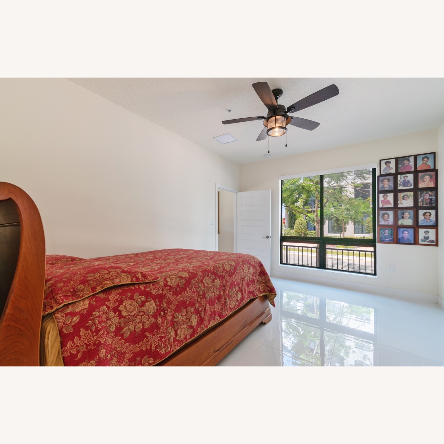 Stickley Queen Size Mahogany Sleigh Bed - image-3