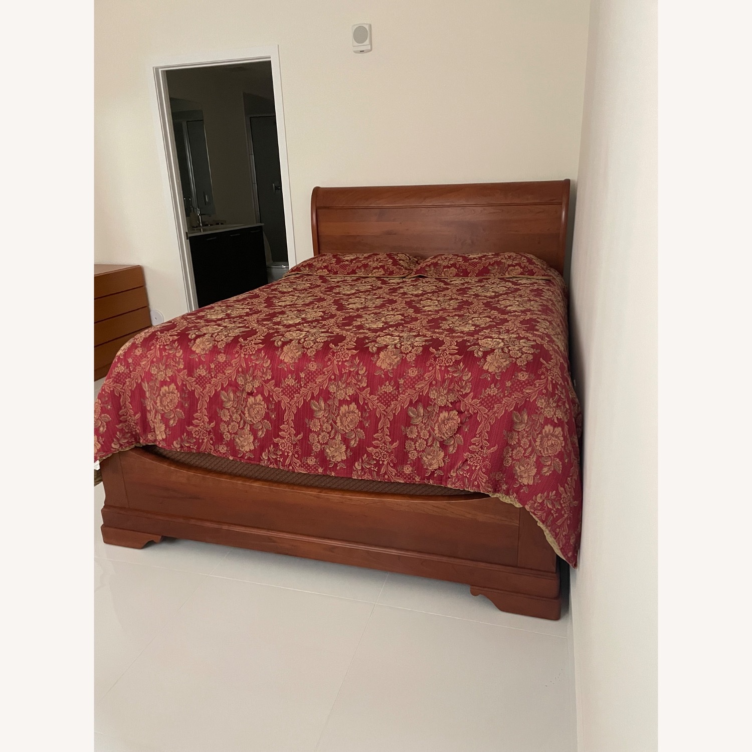 Stickley Queen Size Mahogany Sleigh Bed - image-5