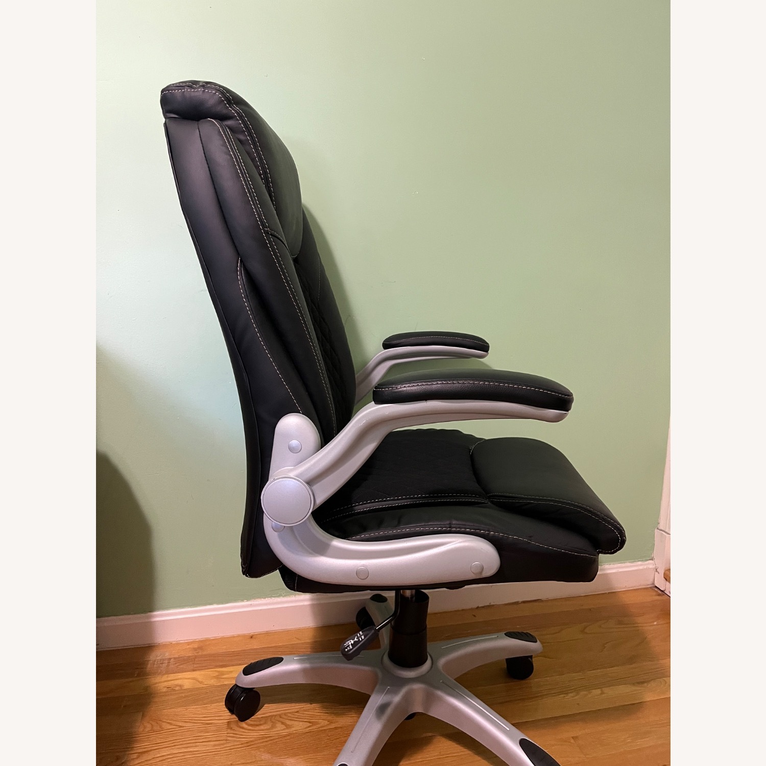 Sorina Ergonomic Leather Swivel Executive Chair