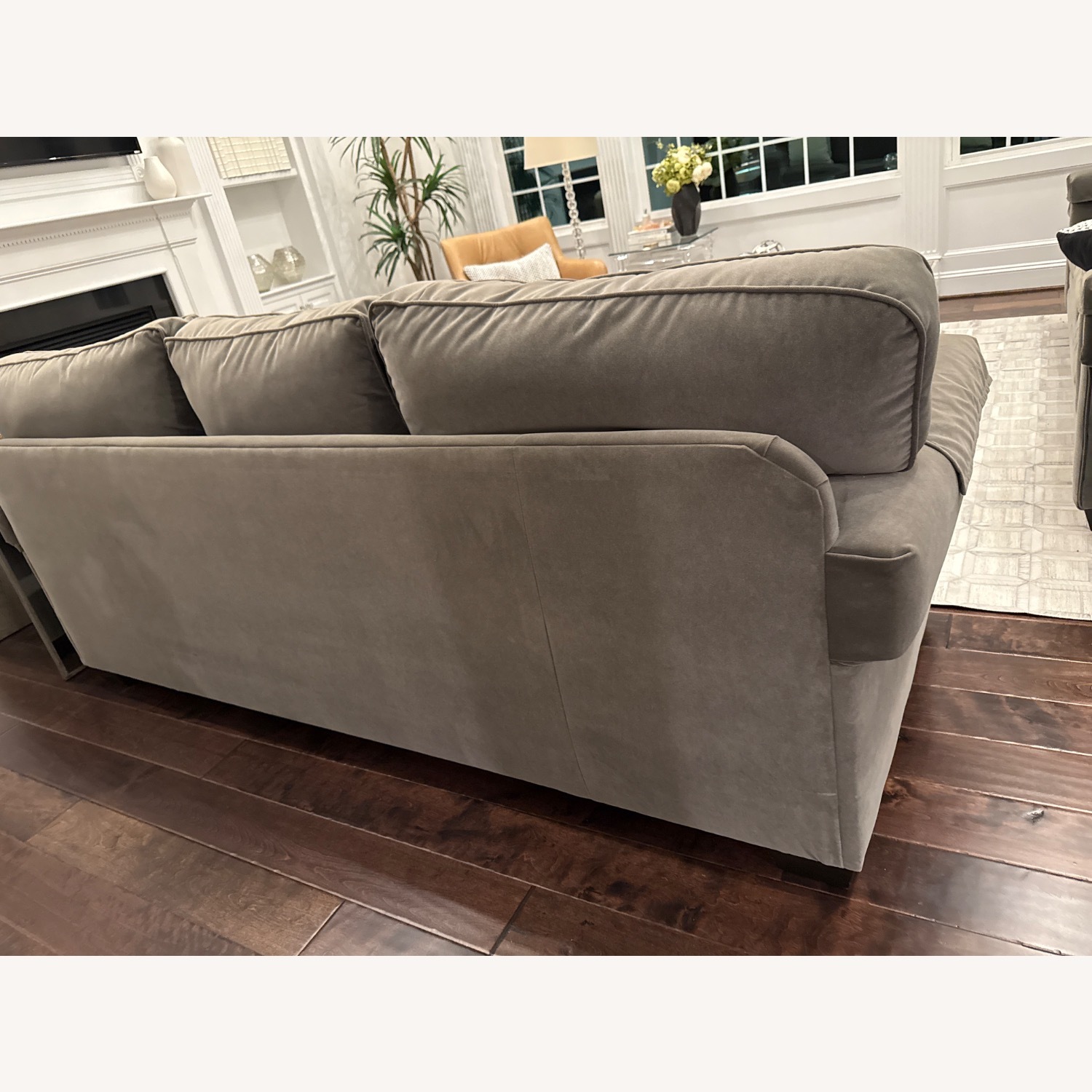 Bassett Studio B Sofa - image-2