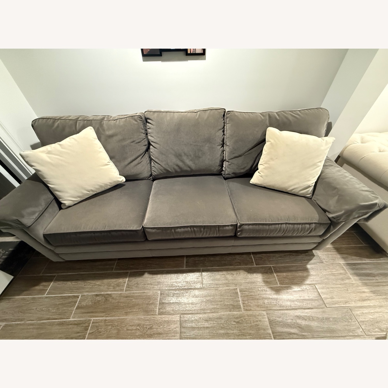Bassett Studio B Sofa - image-6