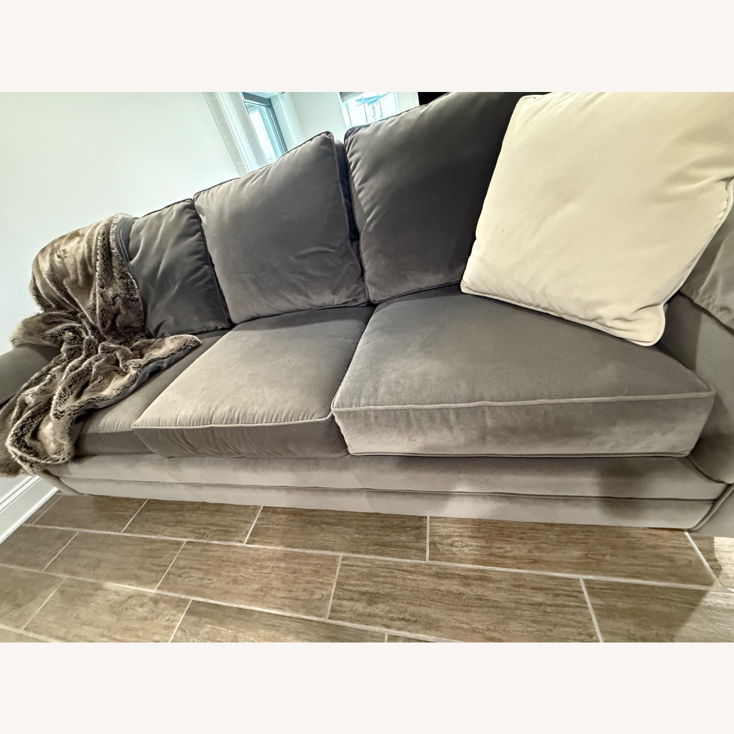 Bassett Studio B Sofa - image-3