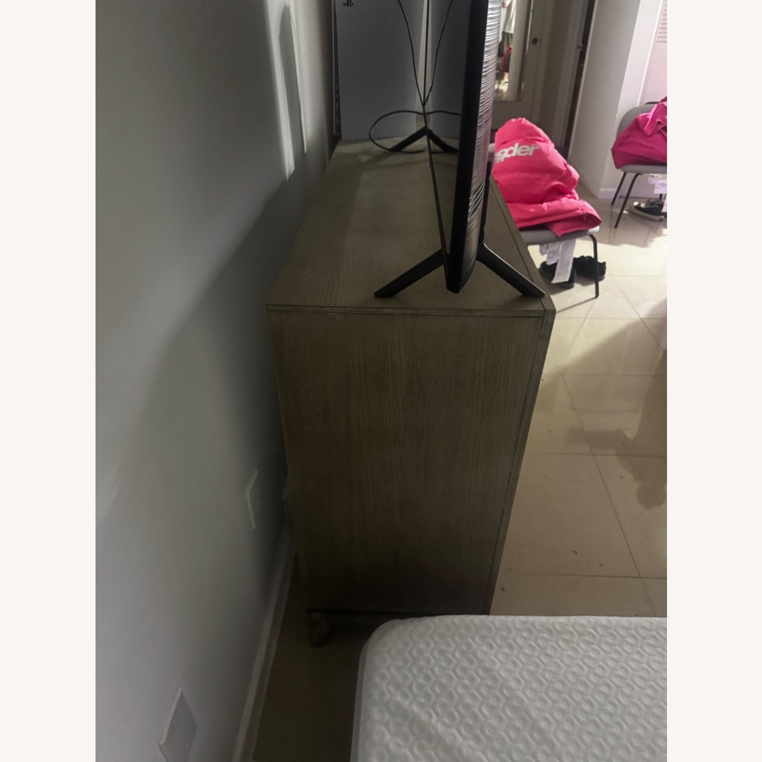 Rooms To Go Gray Wood Dresser Home Decor - image-2