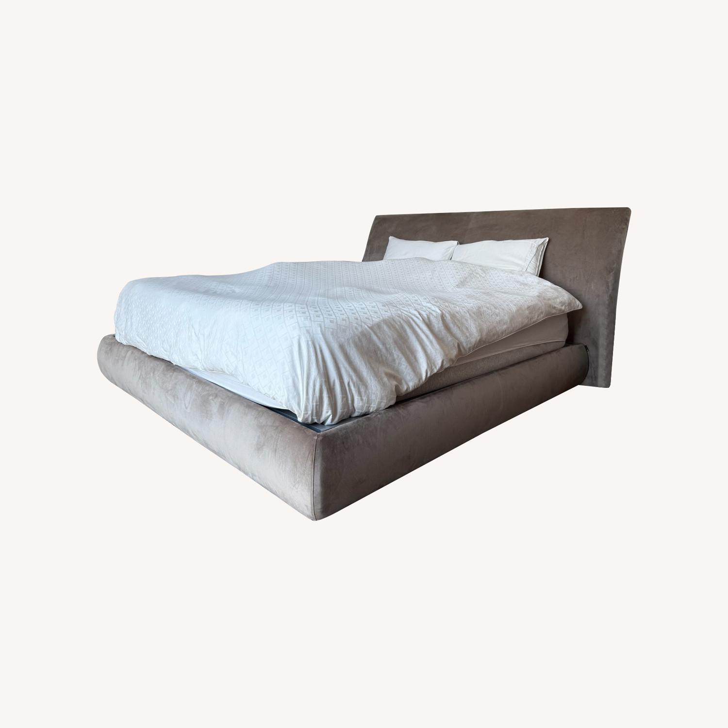 Calligaris Michigan King Bed - image-0