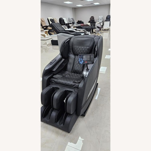 Used AmaMedic R7 LE Massage Chair  for sale on AptDeco