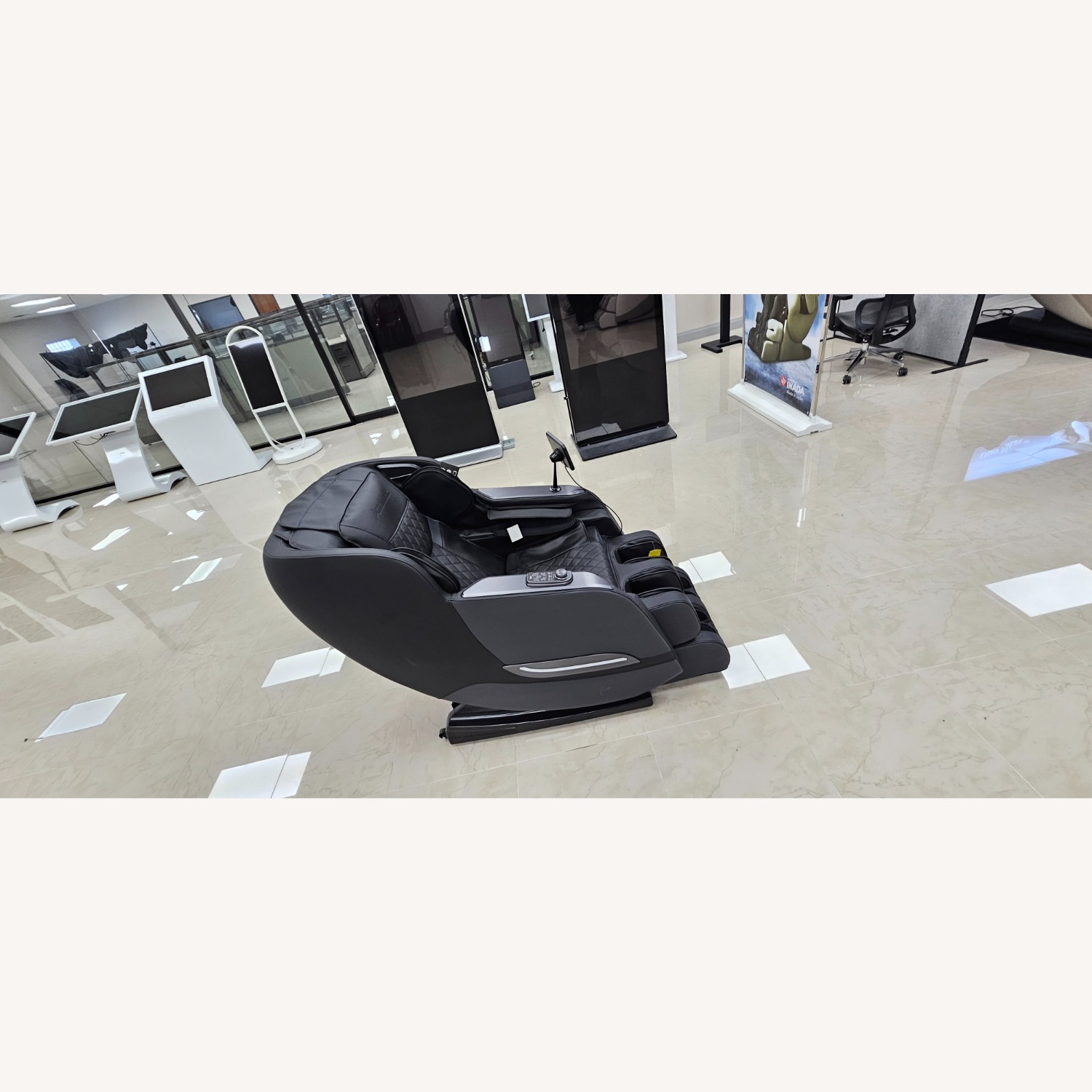 AmaMedic R7 LE Massage Chair  - image-4