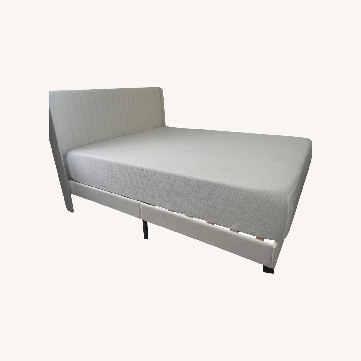 Allewie Queen Size Velvet Bed - image-0