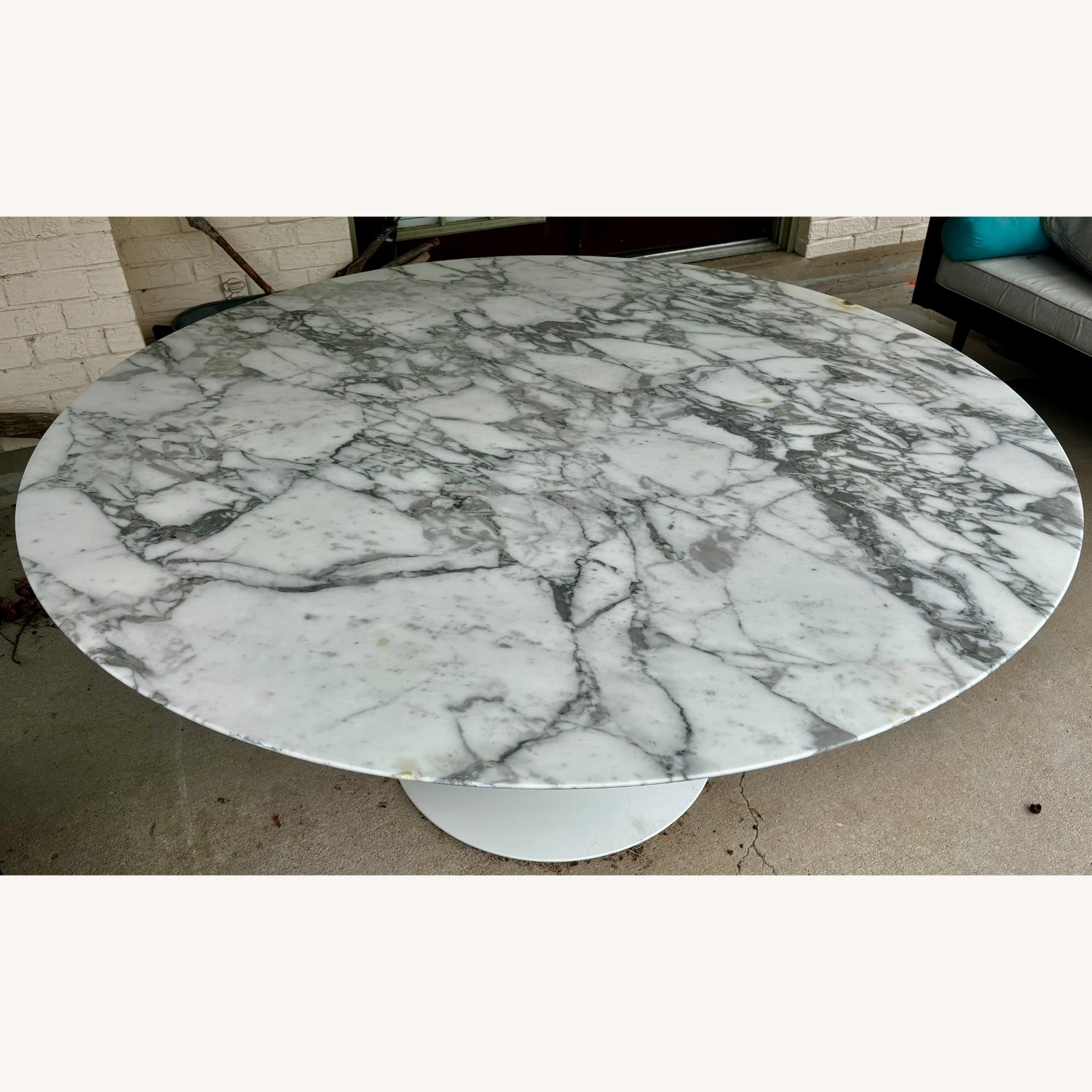 Saarinen 60” in Arabescato Marble Table - image-2