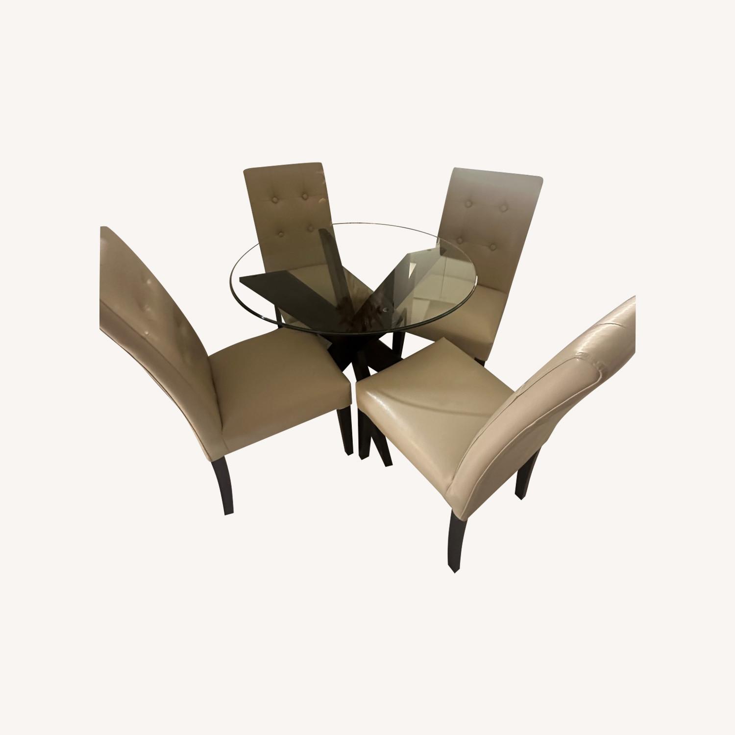 Cozy Dining Tables With 4 Leather Chairs - image-0