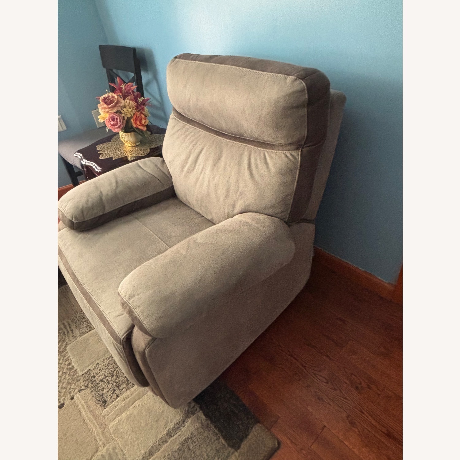 Raymour & Flanigan Light Gray 3+1 Reclining Sofa - image-4