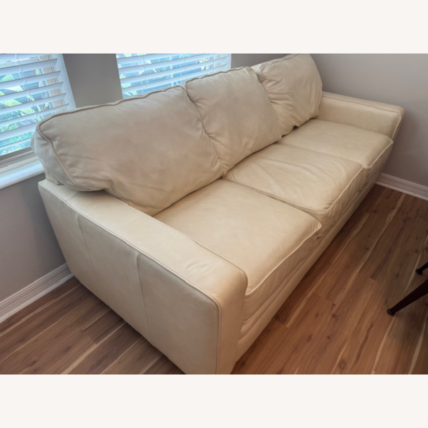 La-Z-Boy Meyer Eggshell Leather 3+ Seater Sofa - image-9