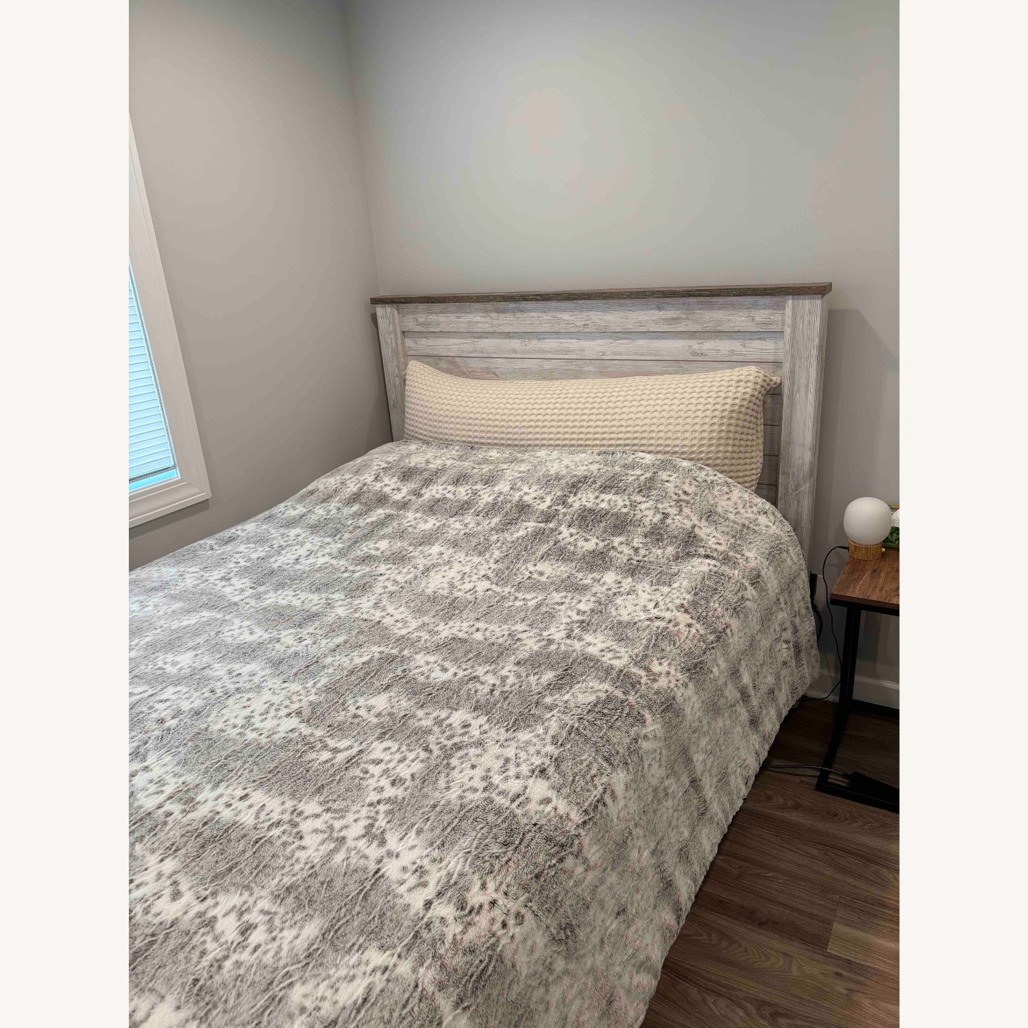 Ashley Furniture Willowton White Wood Queen Bed - image-2