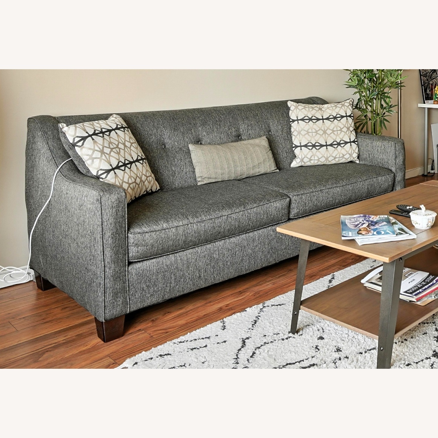 Bob's Discount Furniture 3 Seater Sofa - image-1