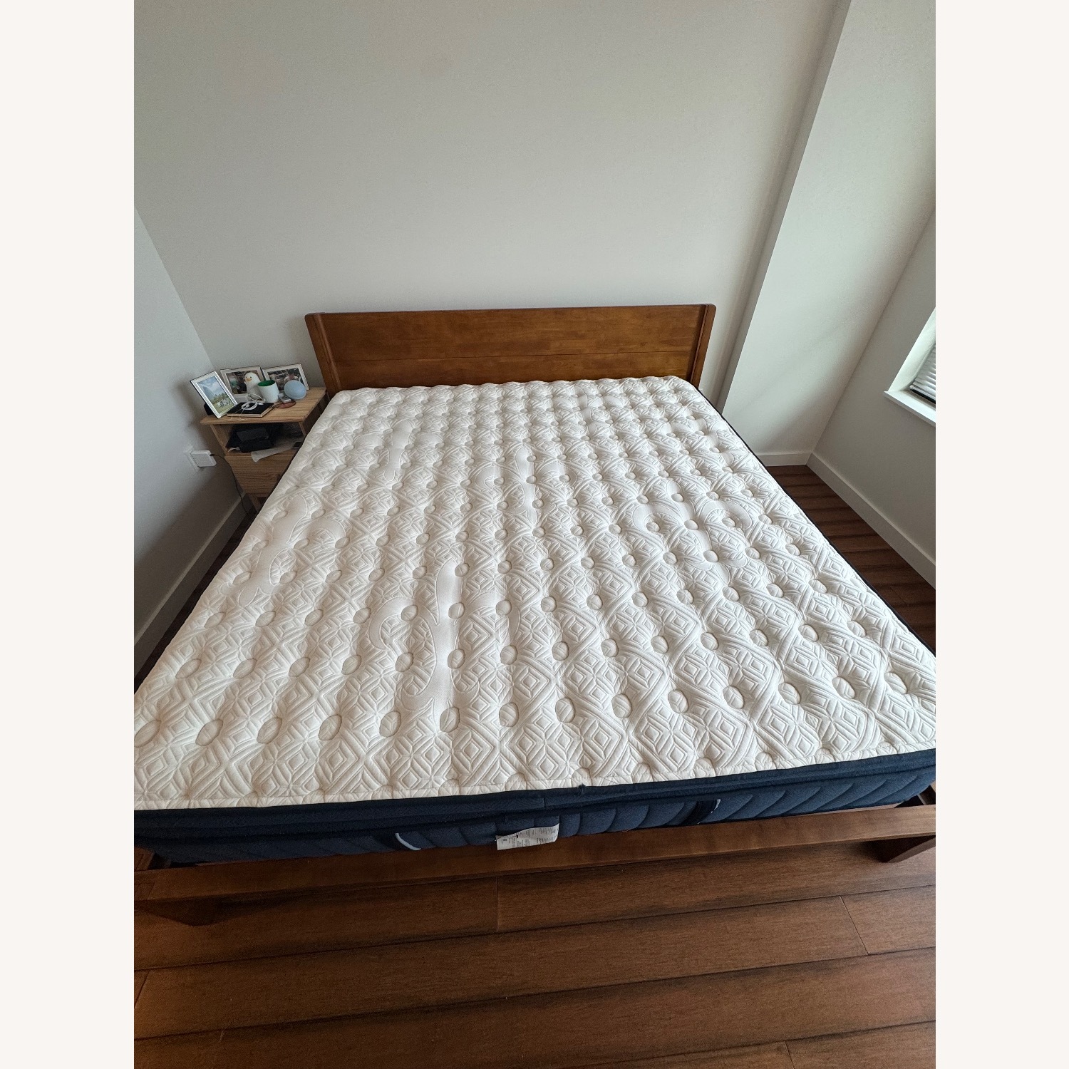 Thins the Classic Bed with Headboard - image-2