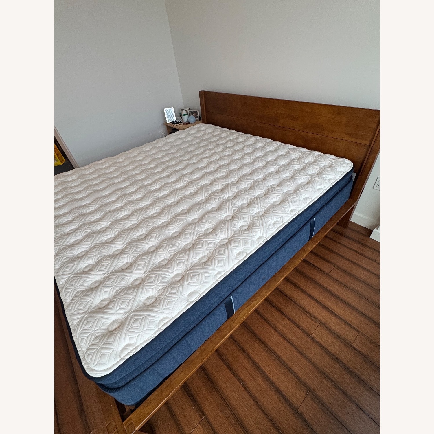 Thins the Classic Bed with Headboard - image-3