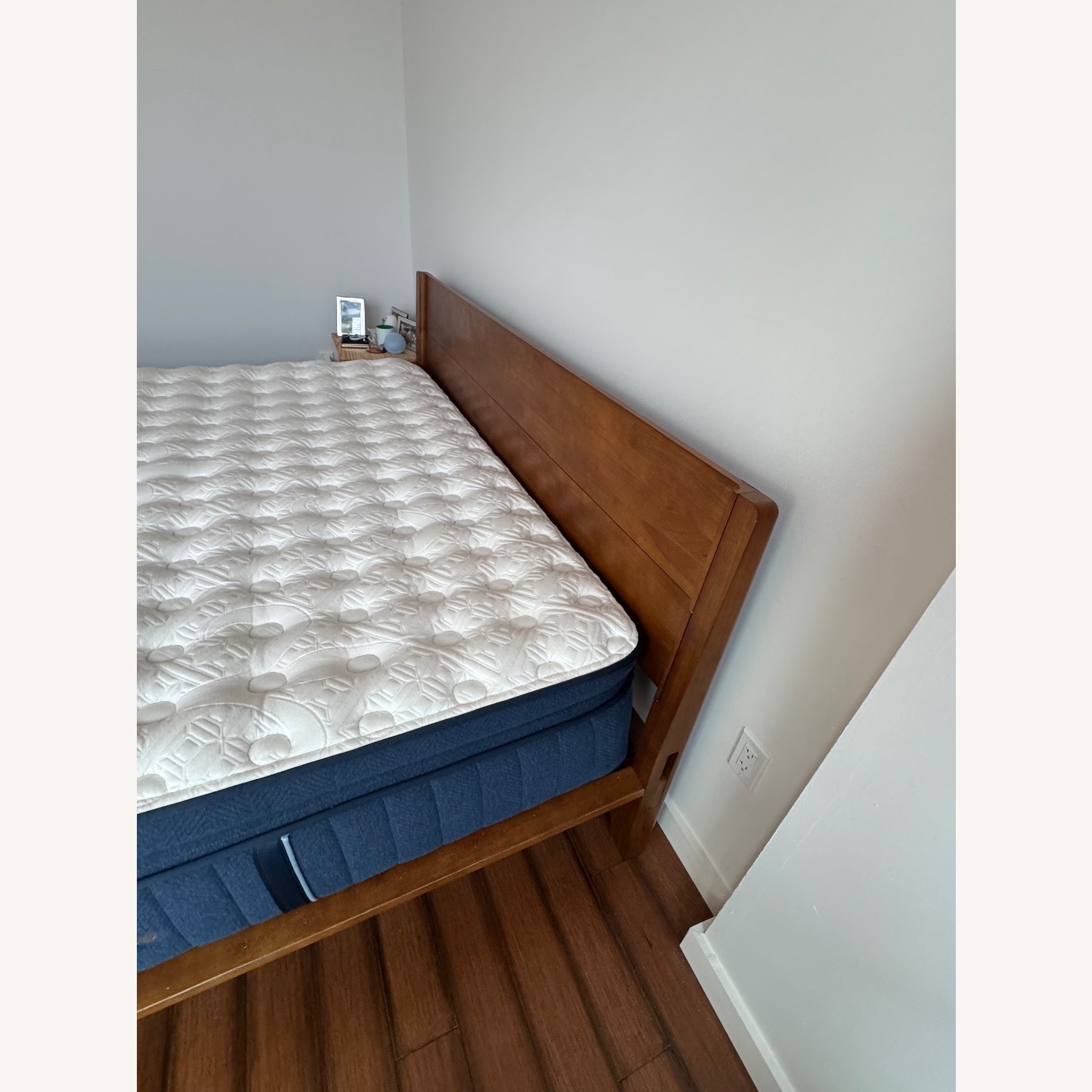 Thins the Classic Bed with Headboard - image-4