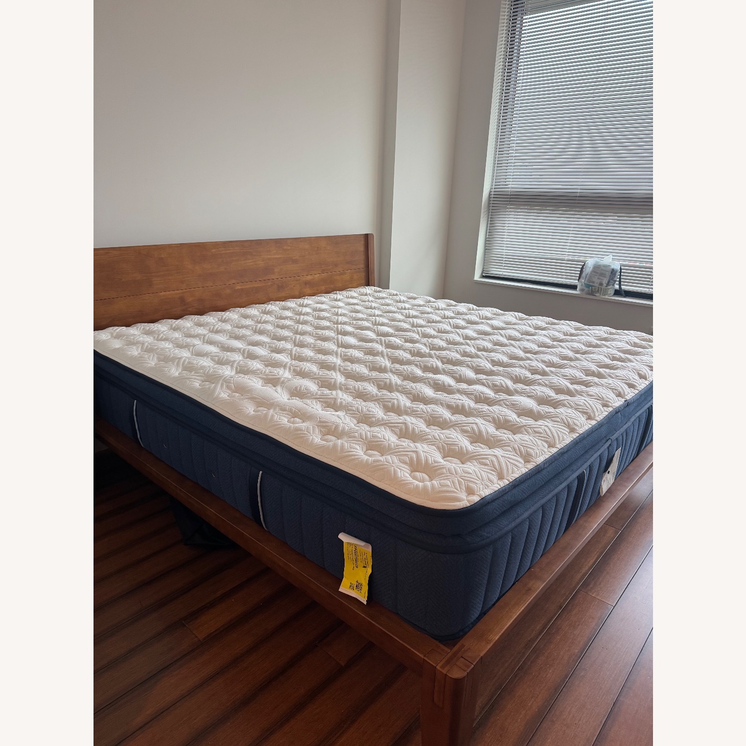 Thins the Classic Bed with Headboard - image-1