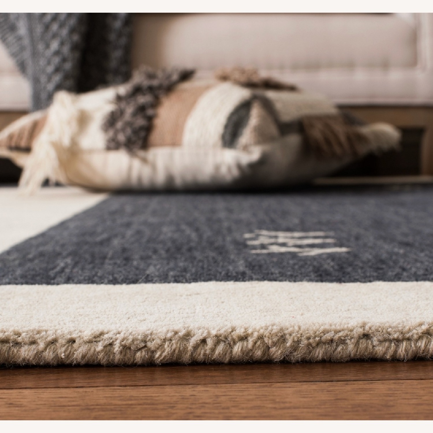 Safavieh Himalaya Black Wool Small Rug 5' x 8' - image-5