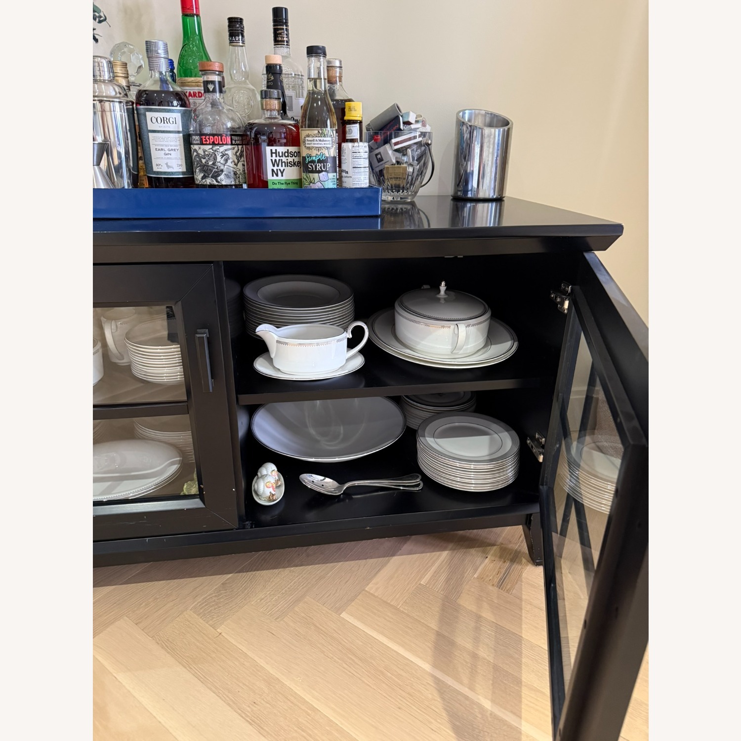 Contemporary Media / China Cabinet - image-7