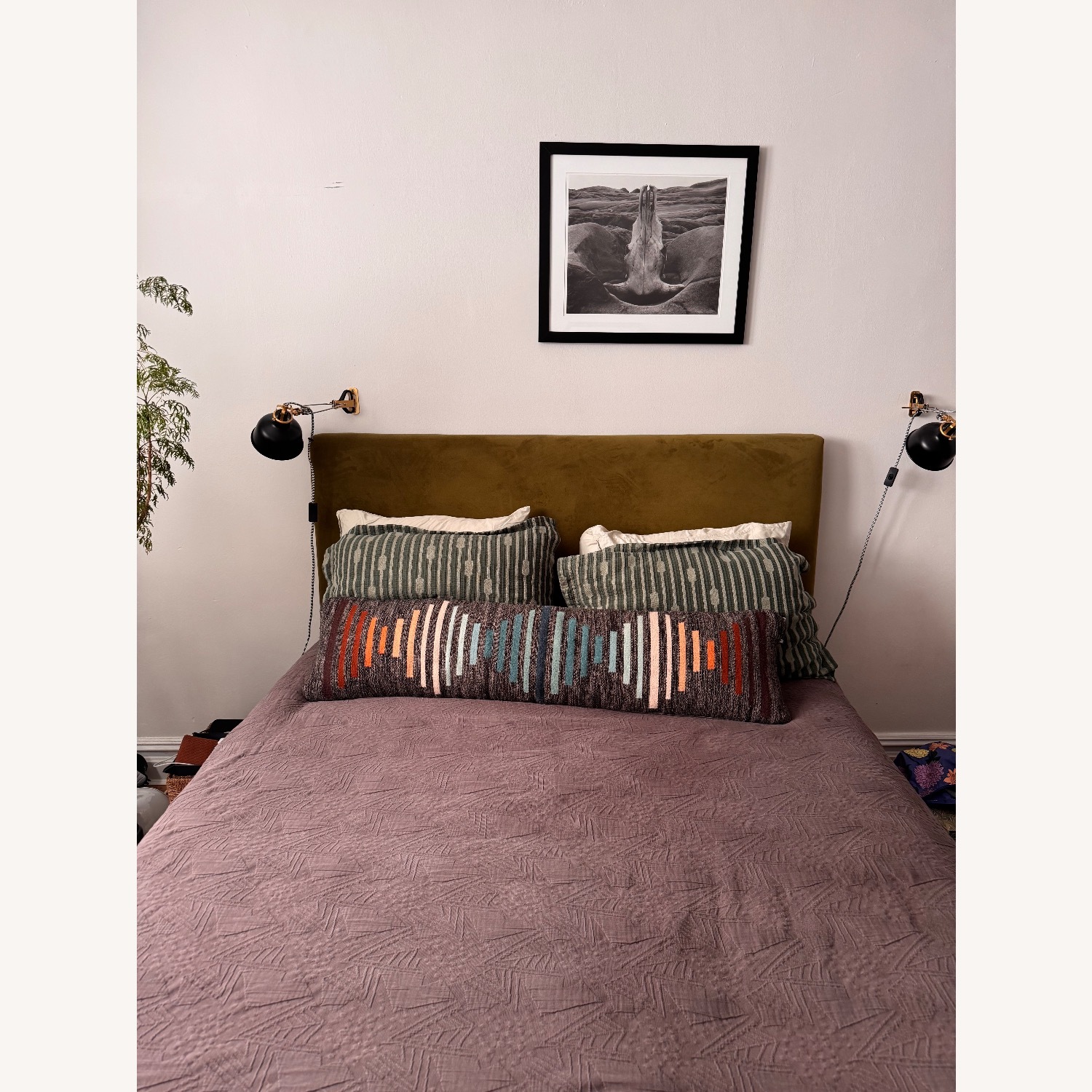  Square Back Green Velvet Queen Bed - image-3