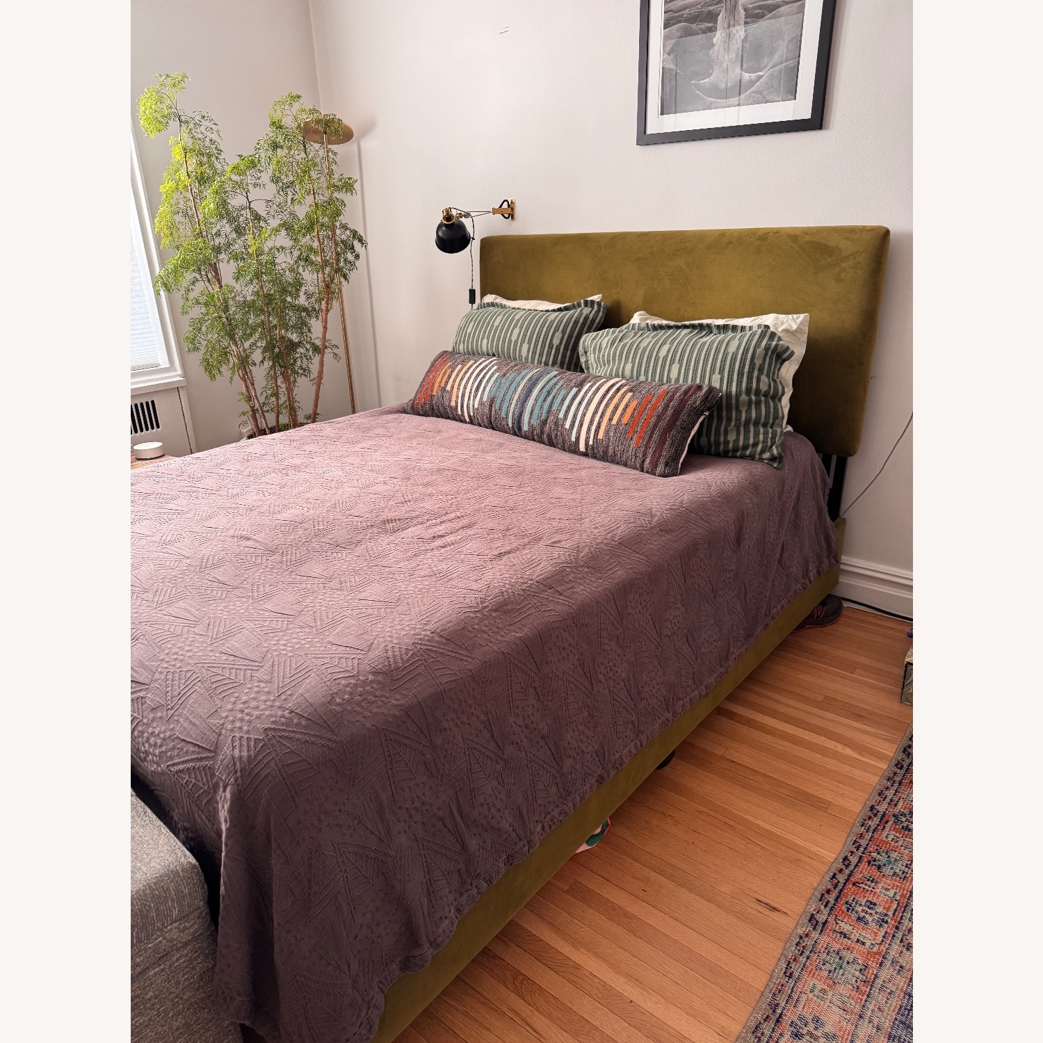 Square Back Green Velvet Queen Bed - image-2