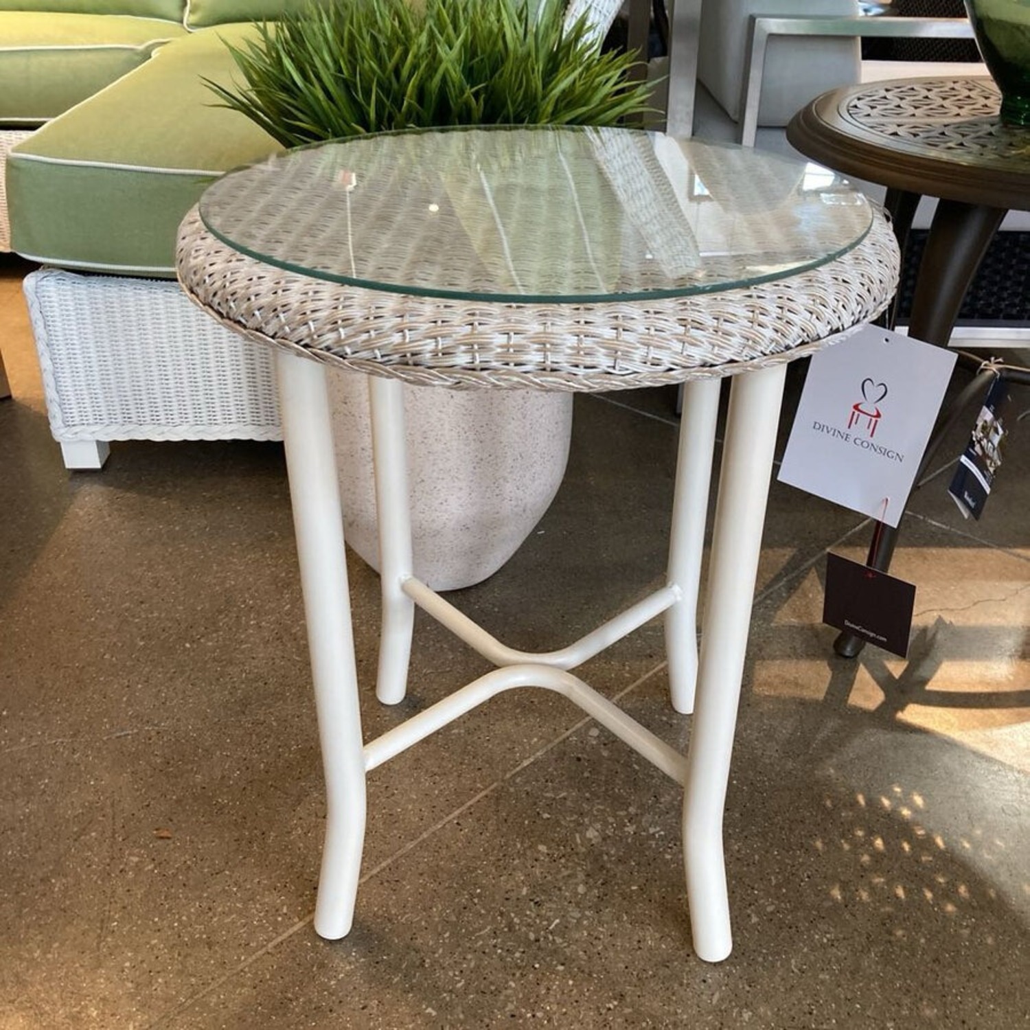 Lloyd Flanders Heirloom Round End Table - image-3