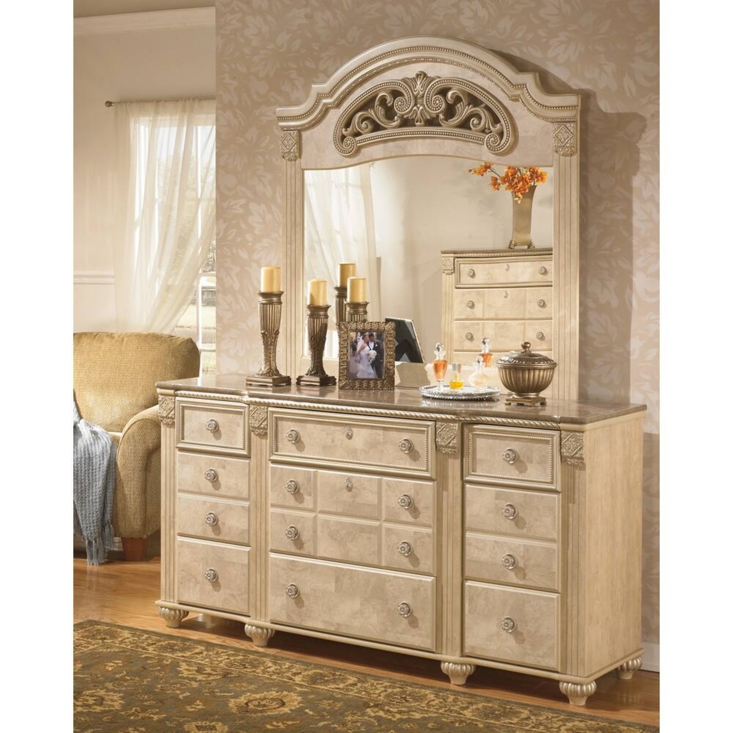 Ashley Furniture Saveaha Light Beige 9-drawer Dresser - image-4