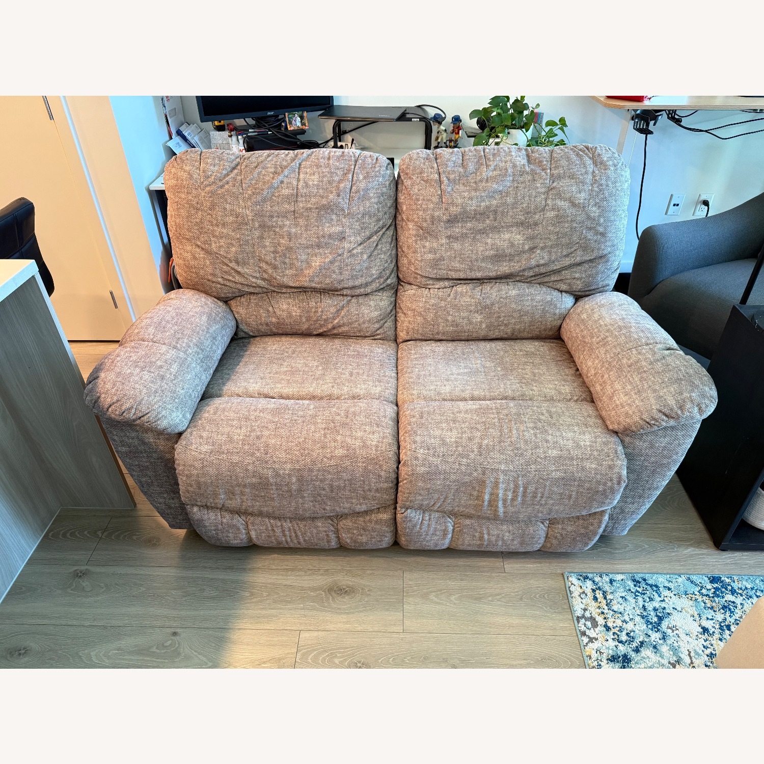 La-Z-Boy Hayes Loveseat - image-1