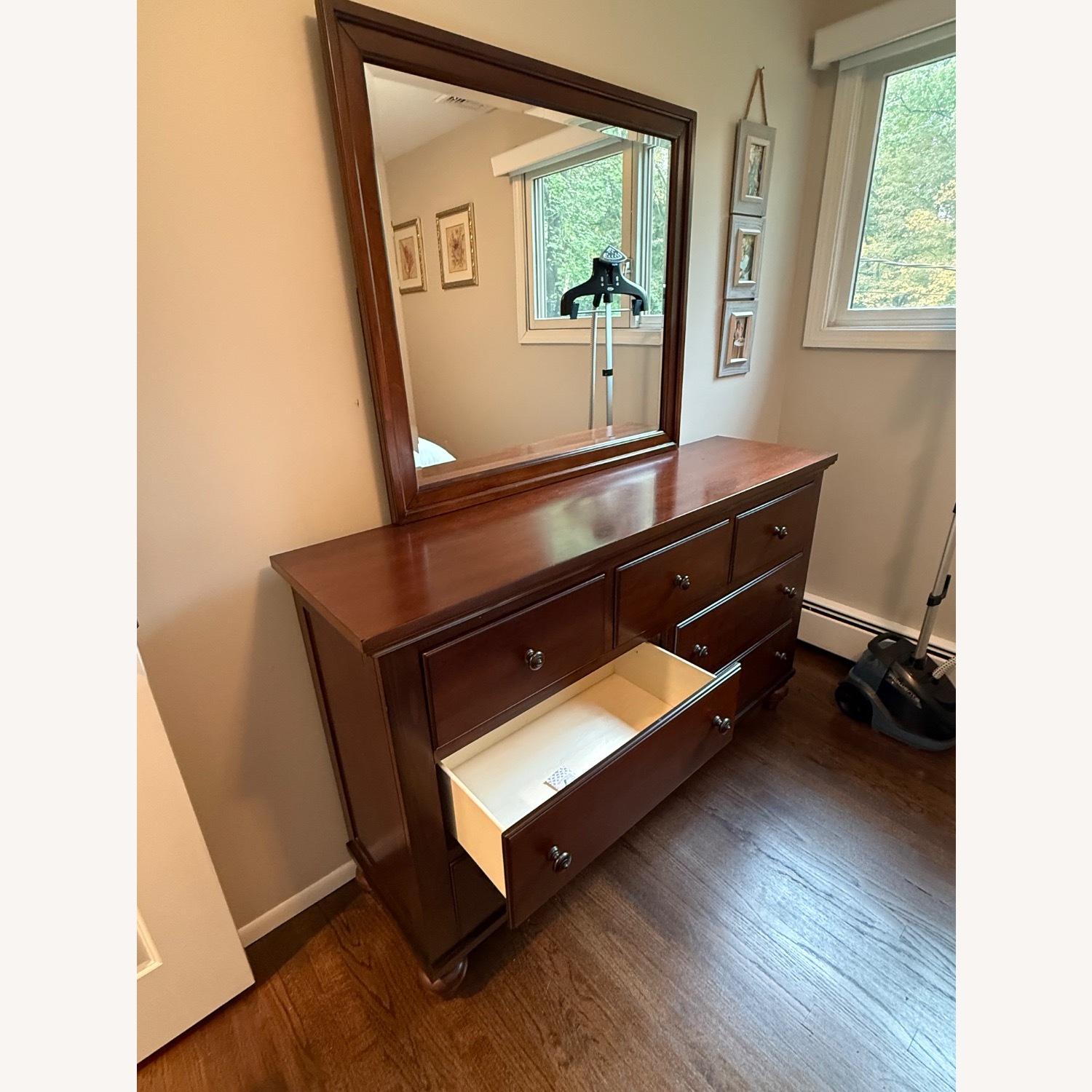 Dresser With Mirror attachment - image-2