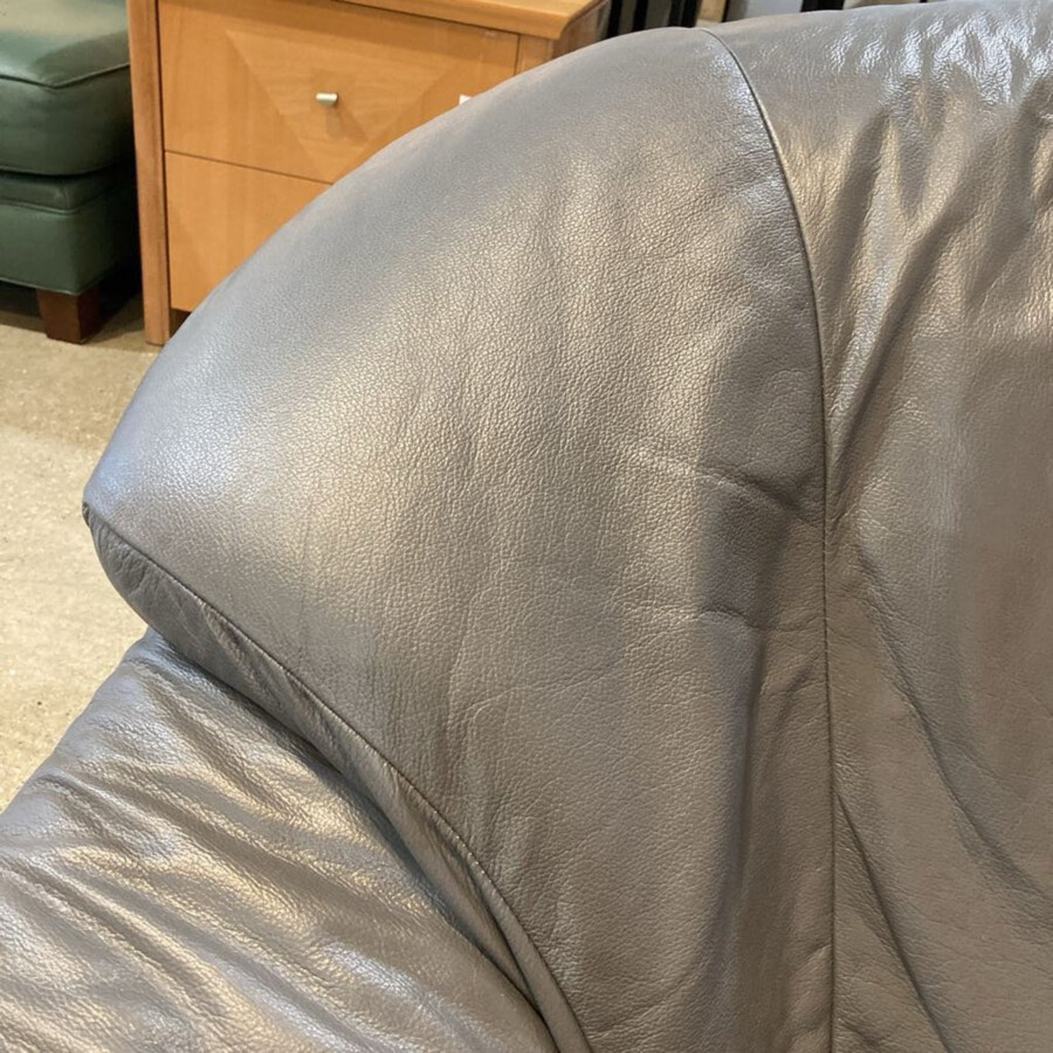 Transitional Leather 2-Seat Love Seat - image-7