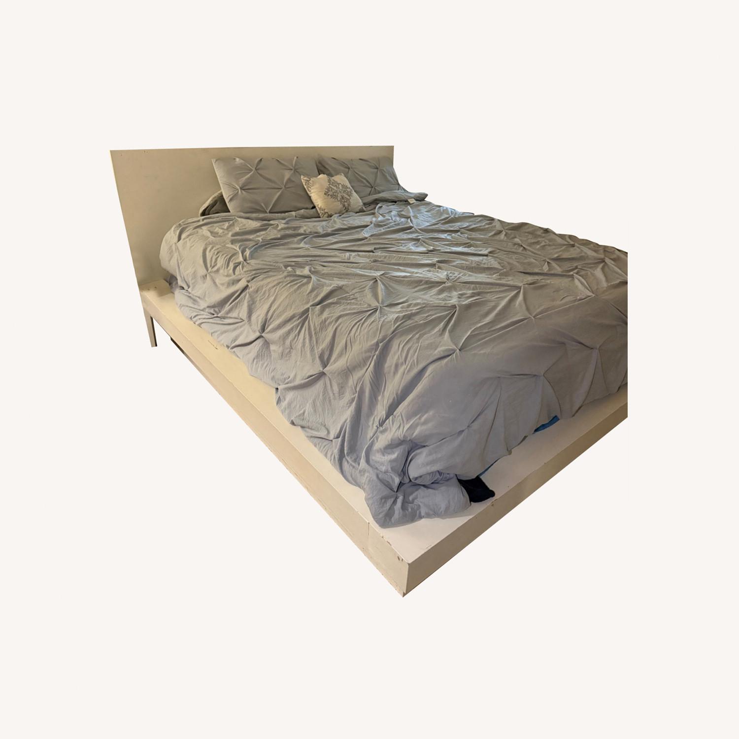 White Wood Queen Bed - image-0