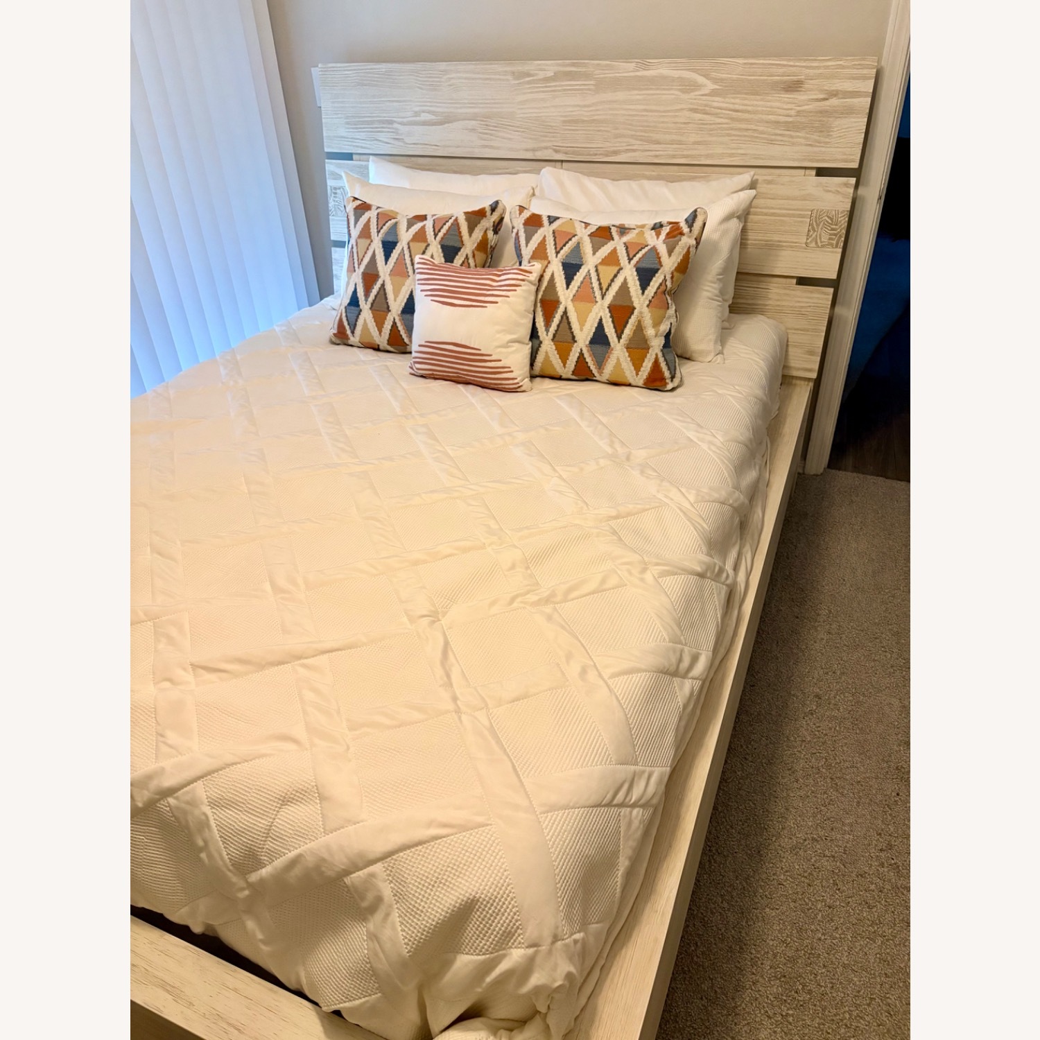 Crestwood Creek Wood Queen Bed - image-2