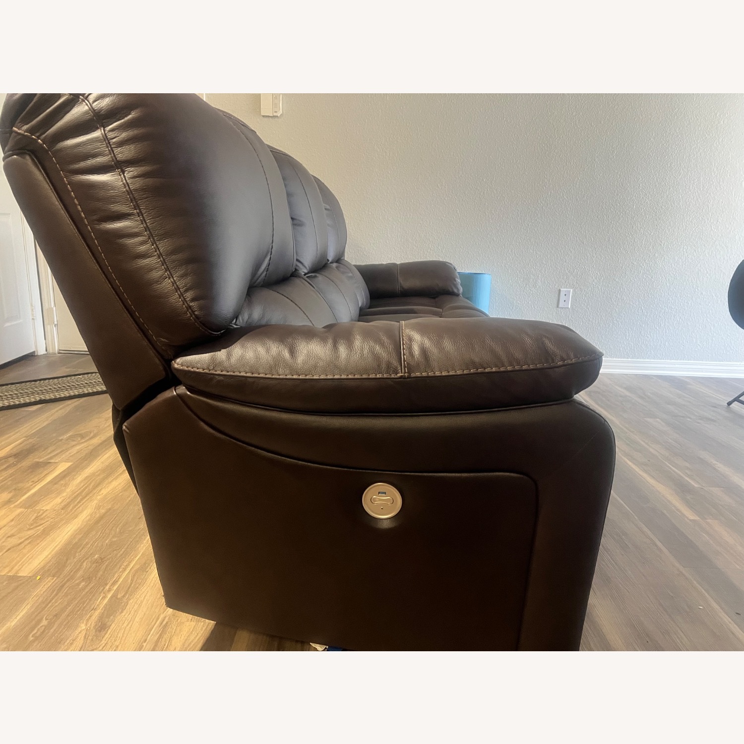 Ashley Furniture Leesworth Couch 3 Seat Electrical Recliner - image-4