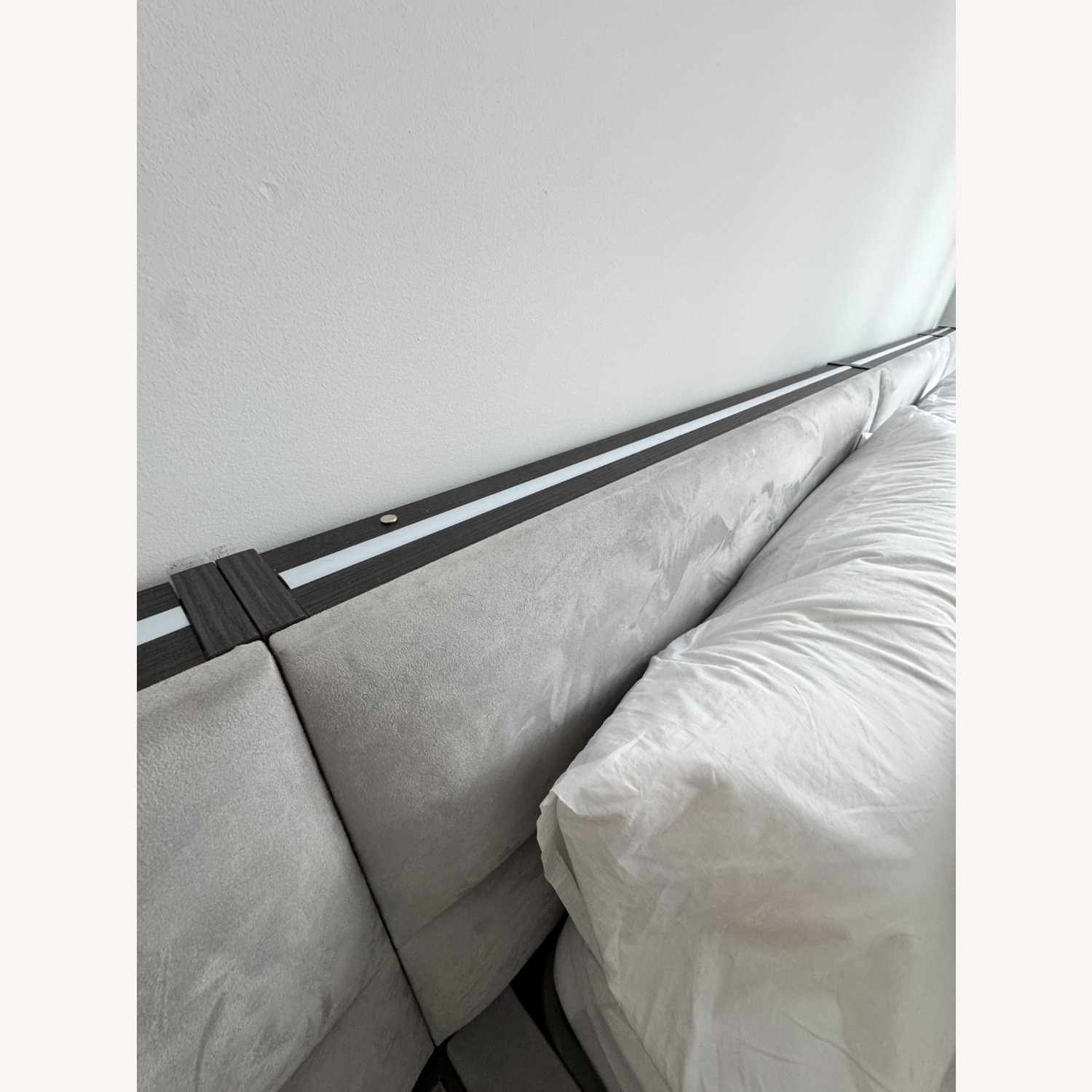 Lazzoni Light Gray Suede King Bed - image-10