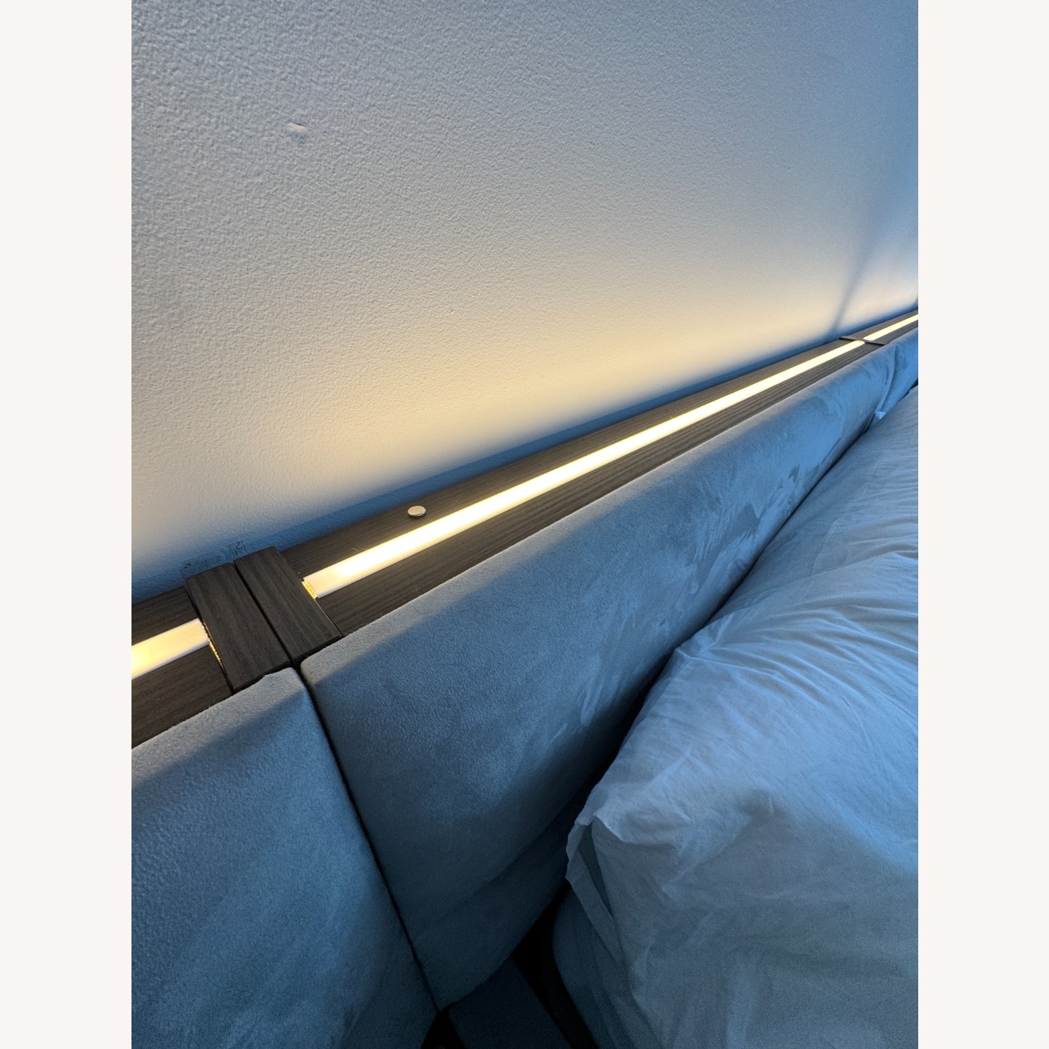 Lazzoni Light Gray Suede King Bed - image-9