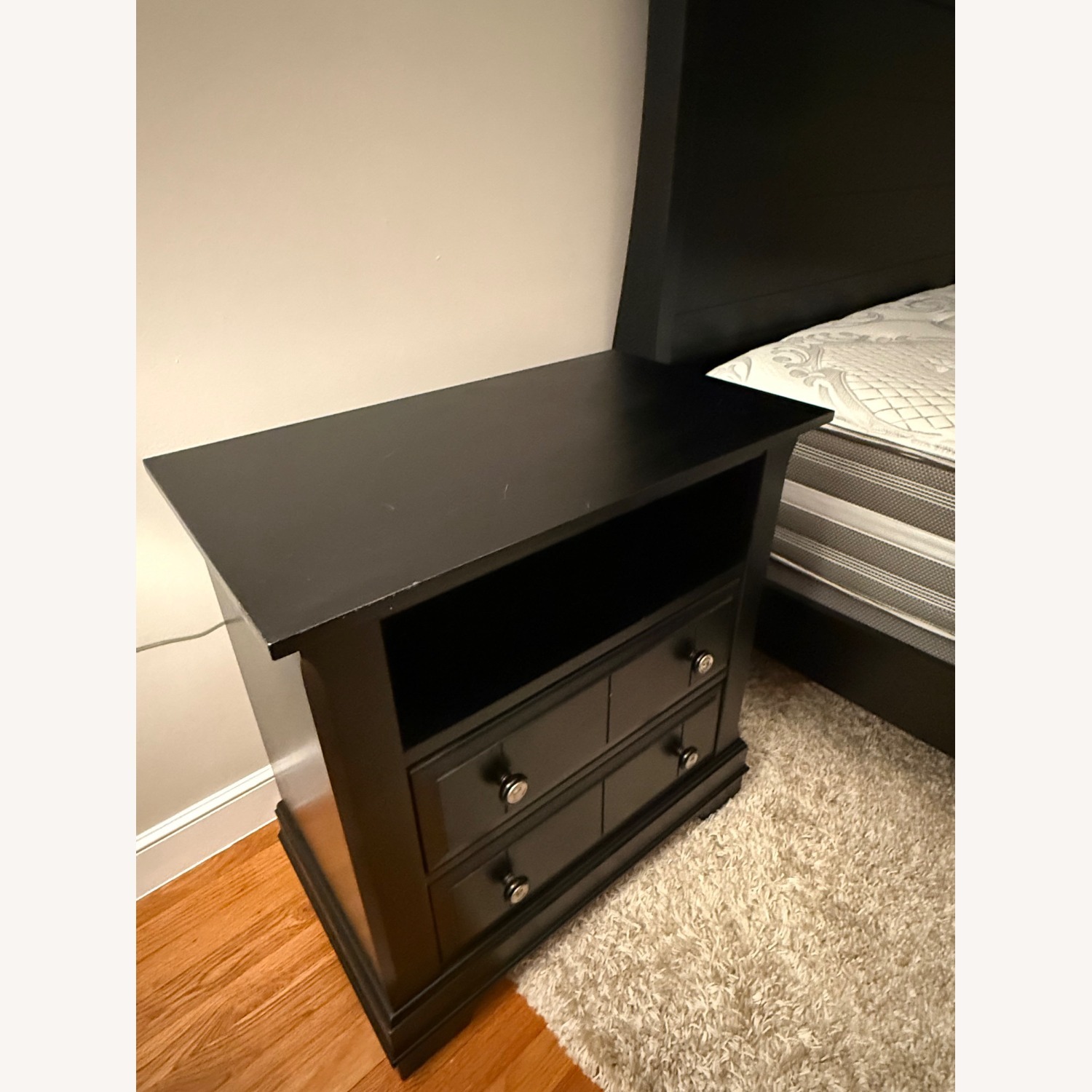 Jordan's Furniture Black Wood Queen Bed - image-5