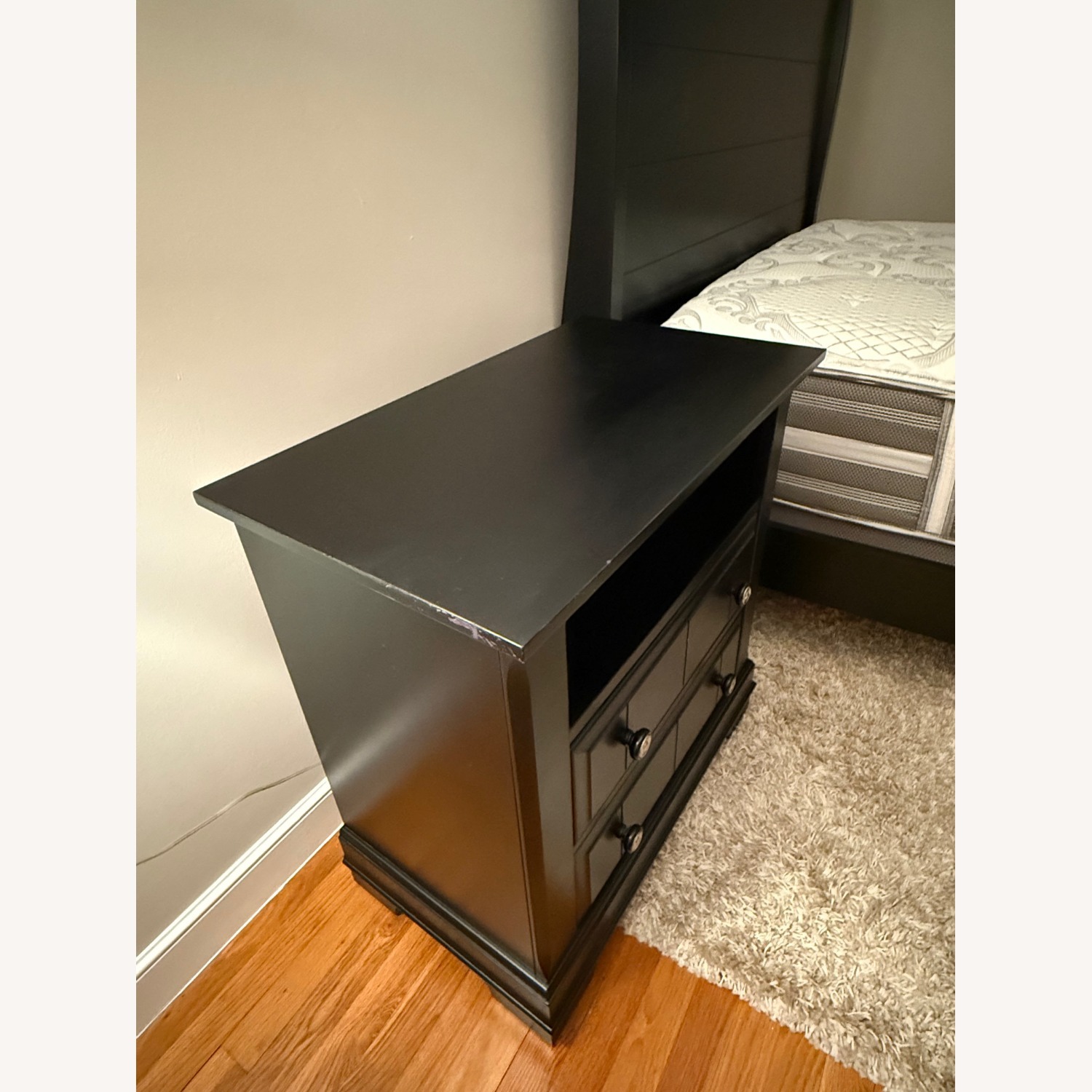 Jordan's Furniture Black Wood Queen Bed - image-6