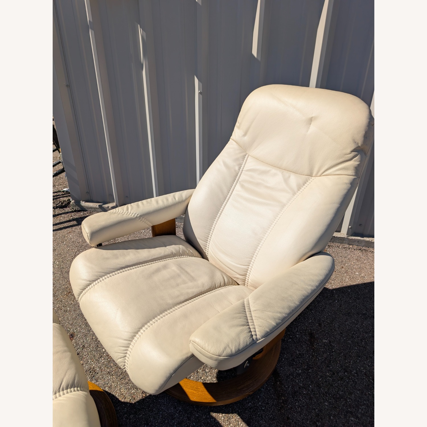 Stressless Consul Large Recliner and Ottoman with Classic Base - image-3