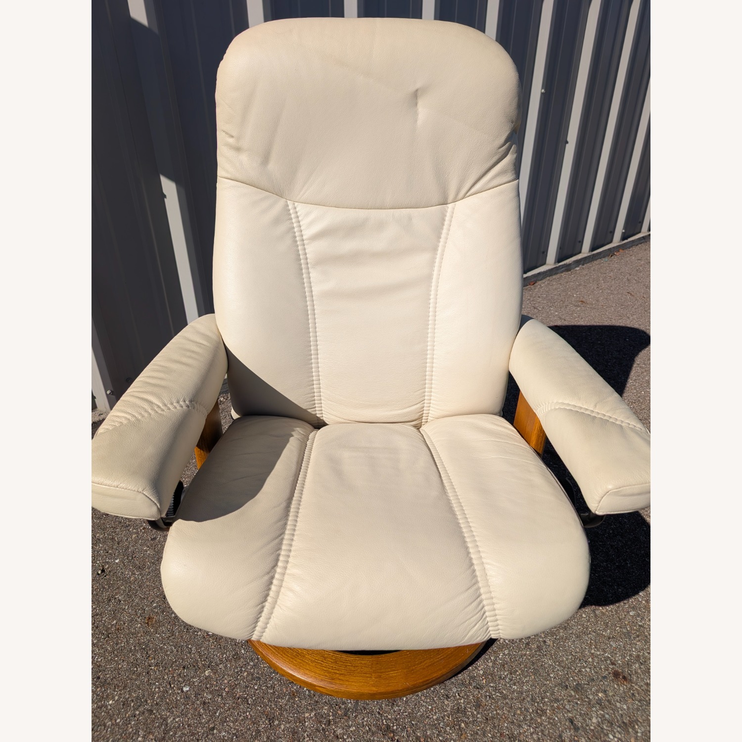 Stressless Consul Large Recliner and Ottoman with Classic Base - image-2